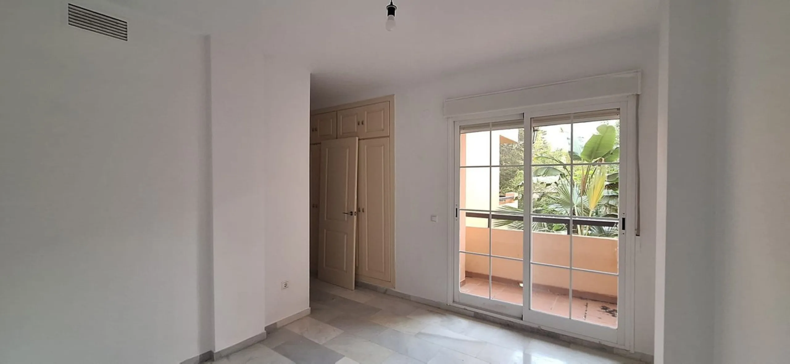 Apartment - Middle Floor Apartment в продаже в Marbella, Málaga. В доме 2 спален и 2 ванных комнат. Площадь дома 92 м²