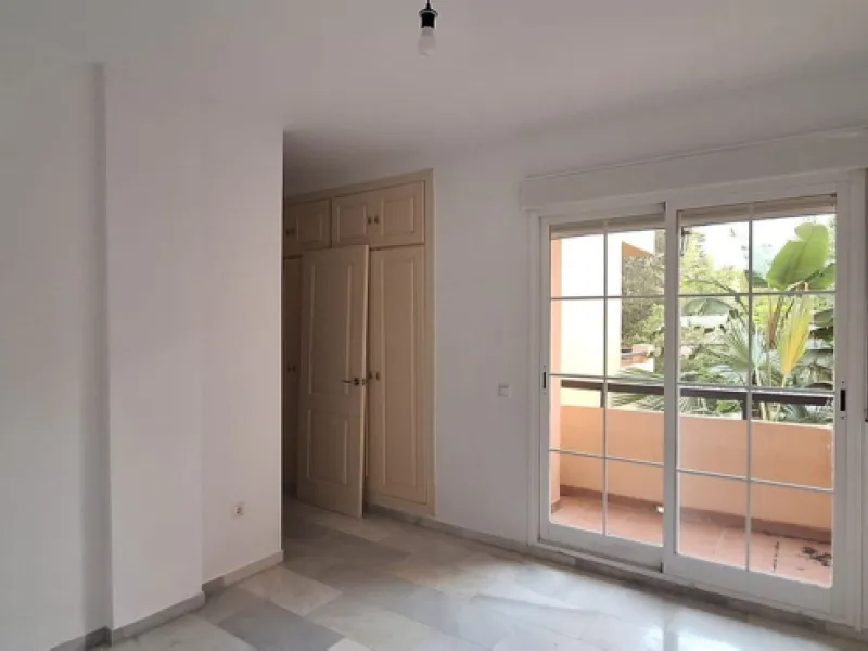 Apartment - Middle Floor Apartment в продаже в Marbella, Málaga. В доме 2 спален и 2 ванных комнат. Площадь дома 92 м²