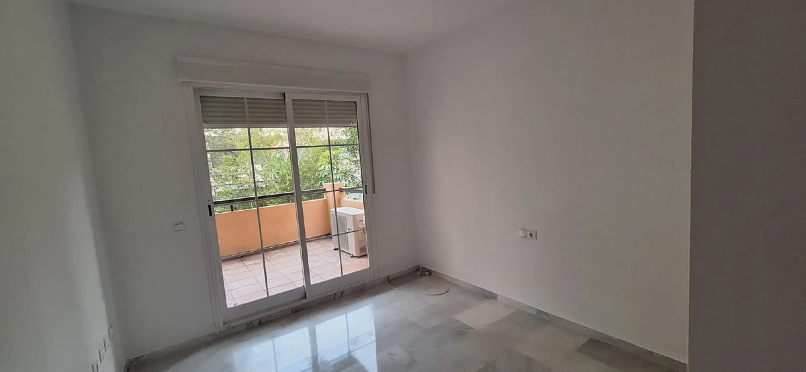 Apartment - Middle Floor Apartment в продаже в Marbella, Málaga. В доме 2 спален и 2 ванных комнат. Площадь дома 92 м²