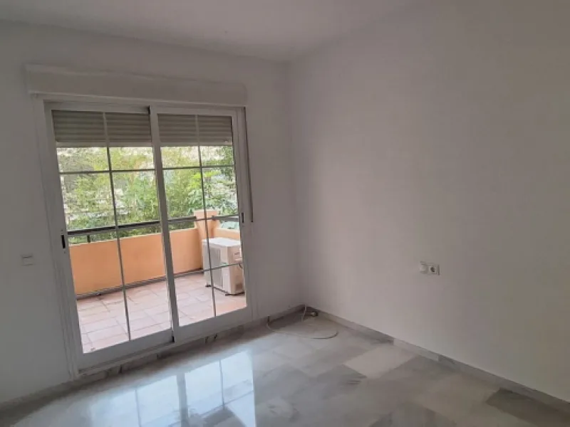 Apartment - Middle Floor Apartment в продаже в Marbella, Málaga. В доме 2 спален и 2 ванных комнат. Площадь дома 92 м²