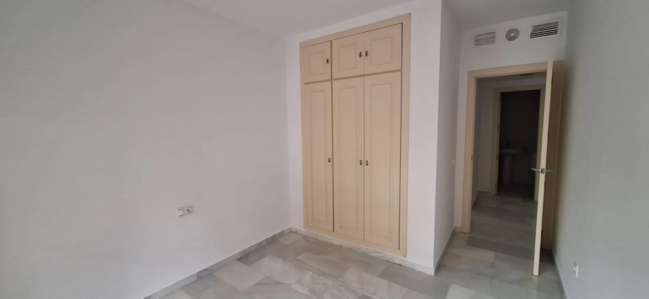 Apartment - Middle Floor Apartment в продаже в Marbella, Málaga. В доме 2 спален и 2 ванных комнат. Площадь дома 92 м²