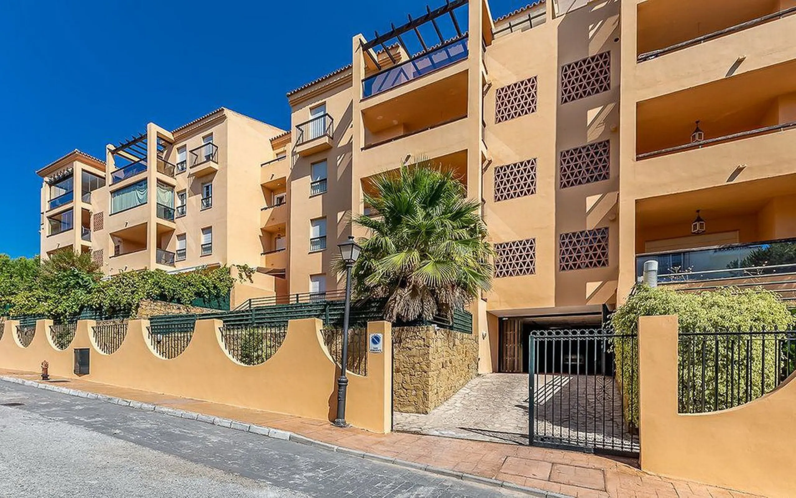 Apartment - Middle Floor Apartment в продаже в Marbella, Málaga. В доме 2 спален и 2 ванных комнат. Площадь дома 92 м²