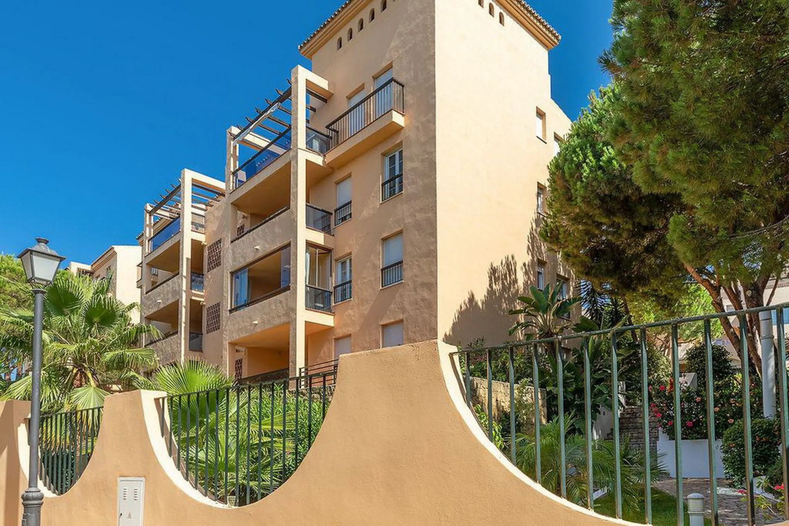 Apartment - Middle Floor Apartment в продаже в Marbella, Málaga. В доме 2 спален и 2 ванных комнат. Площадь дома 92 м²