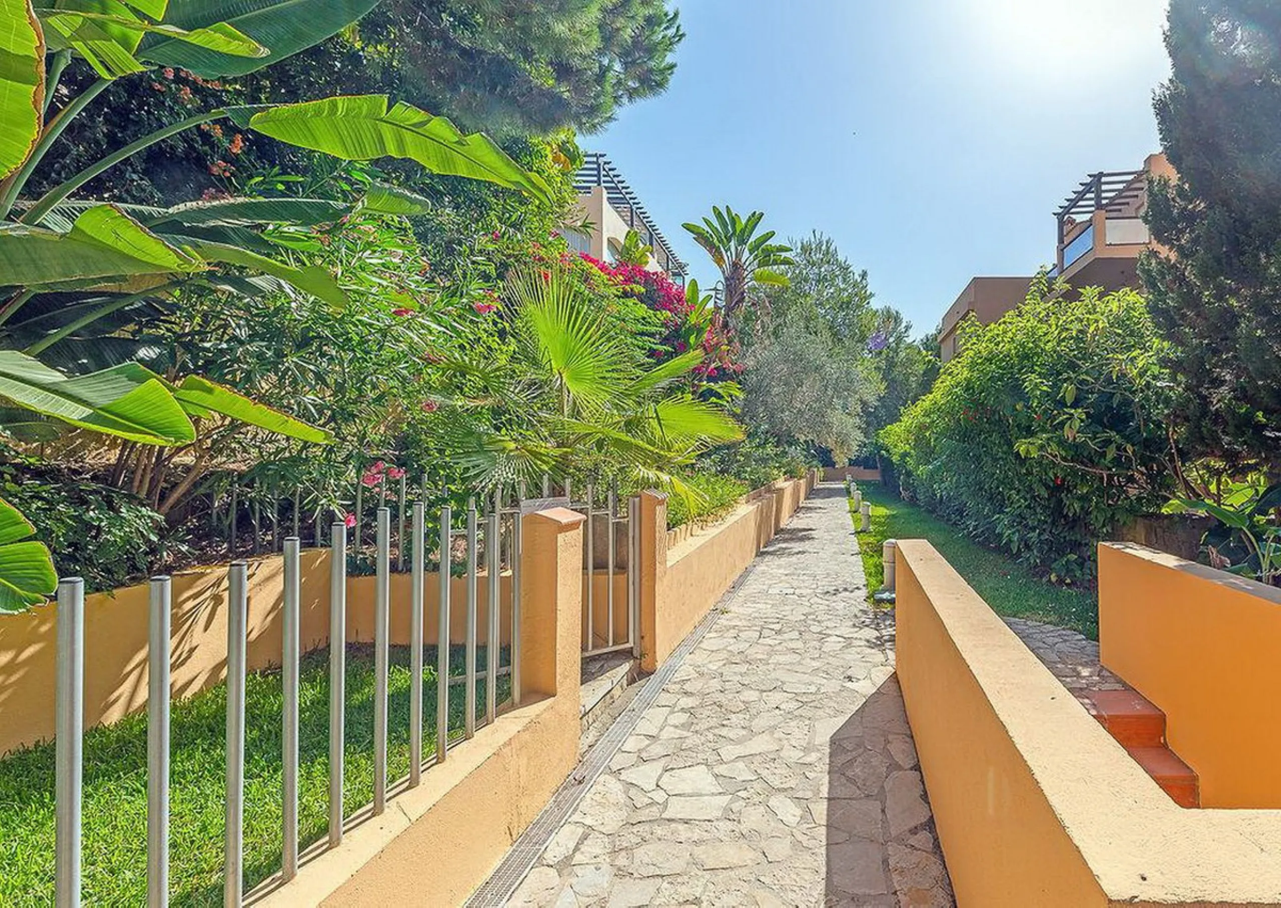 Apartment - Middle Floor Apartment в продаже в Marbella, Málaga. В доме 2 спален и 2 ванных комнат. Площадь дома 92 м²