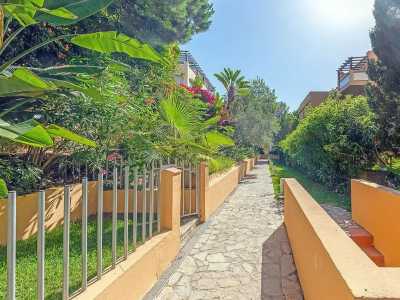 Apartment - Middle Floor Apartment в продаже в Marbella, Málaga. В доме 2 спален и 2 ванных комнат. Площадь дома 92 м²
