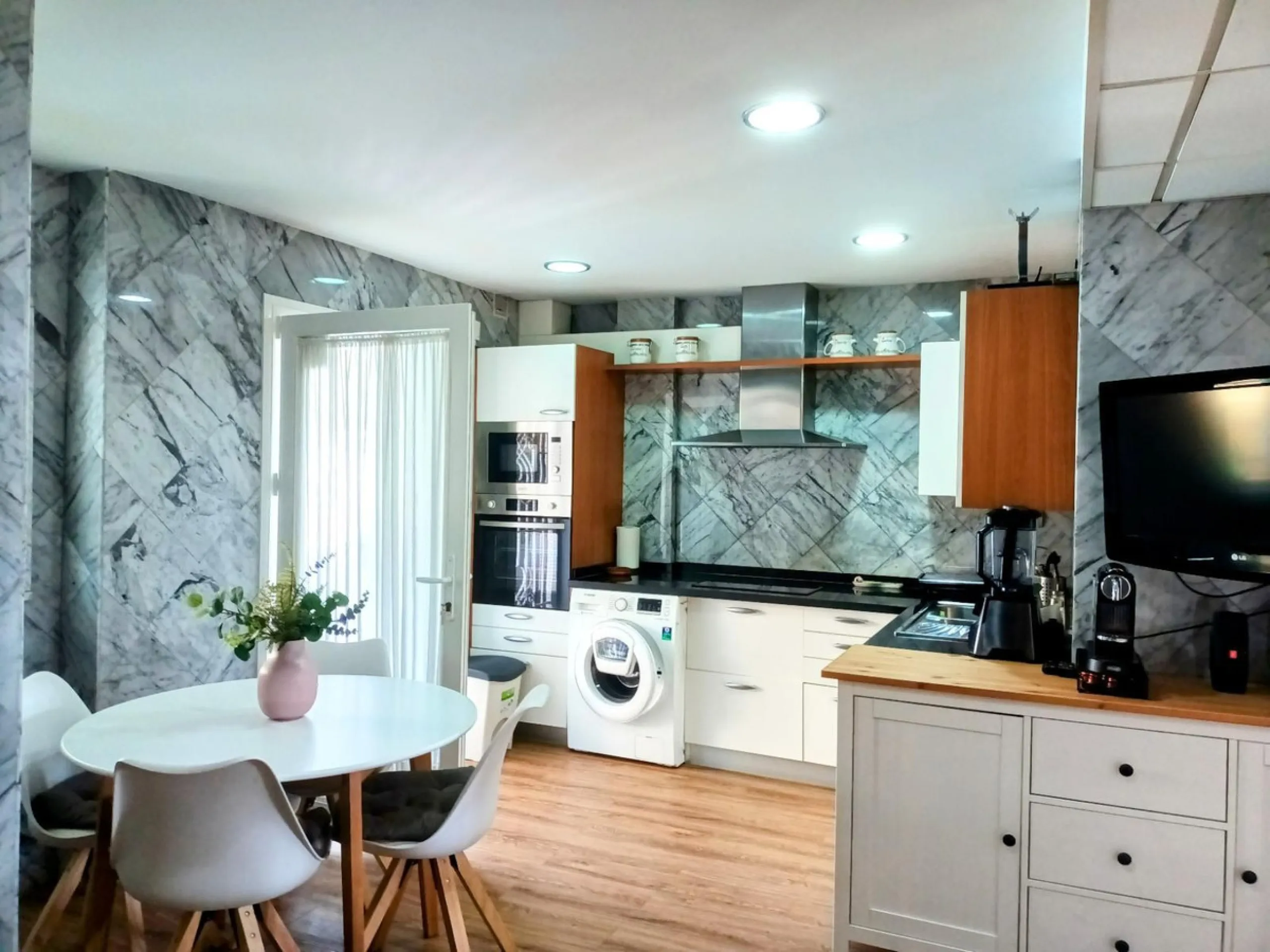 Discover this beautiful semi-detached house located in the peaceful area of Guadalmar (Málaga), less than a 5-minute walk from the beach. This spacious and well-maintained home combines comfort, elegance, and functionality — ideal as a family residence or