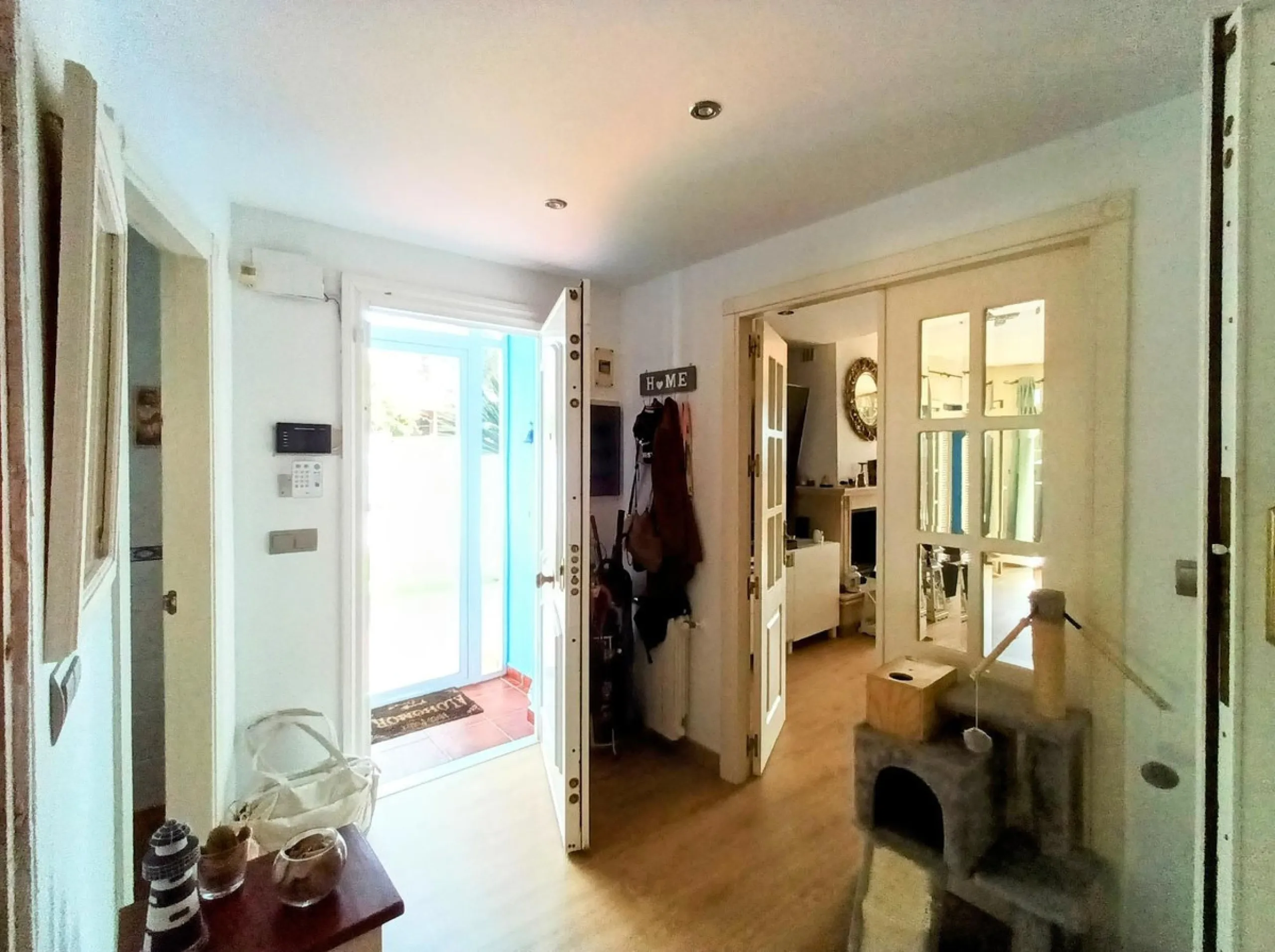 Discover this beautiful semi-detached house located in the peaceful area of Guadalmar (Málaga), less than a 5-minute walk from the beach. This spacious and well-maintained home combines comfort, elegance, and functionality — ideal as a family residence or