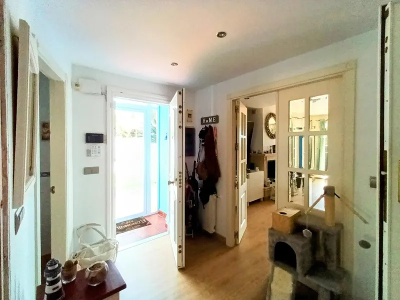 Discover this beautiful semi-detached house located in the peaceful area of Guadalmar (Málaga), less than a 5-minute walk from the beach. This spacious and well-maintained home combines comfort, elegance, and functionality — ideal as a family residence or