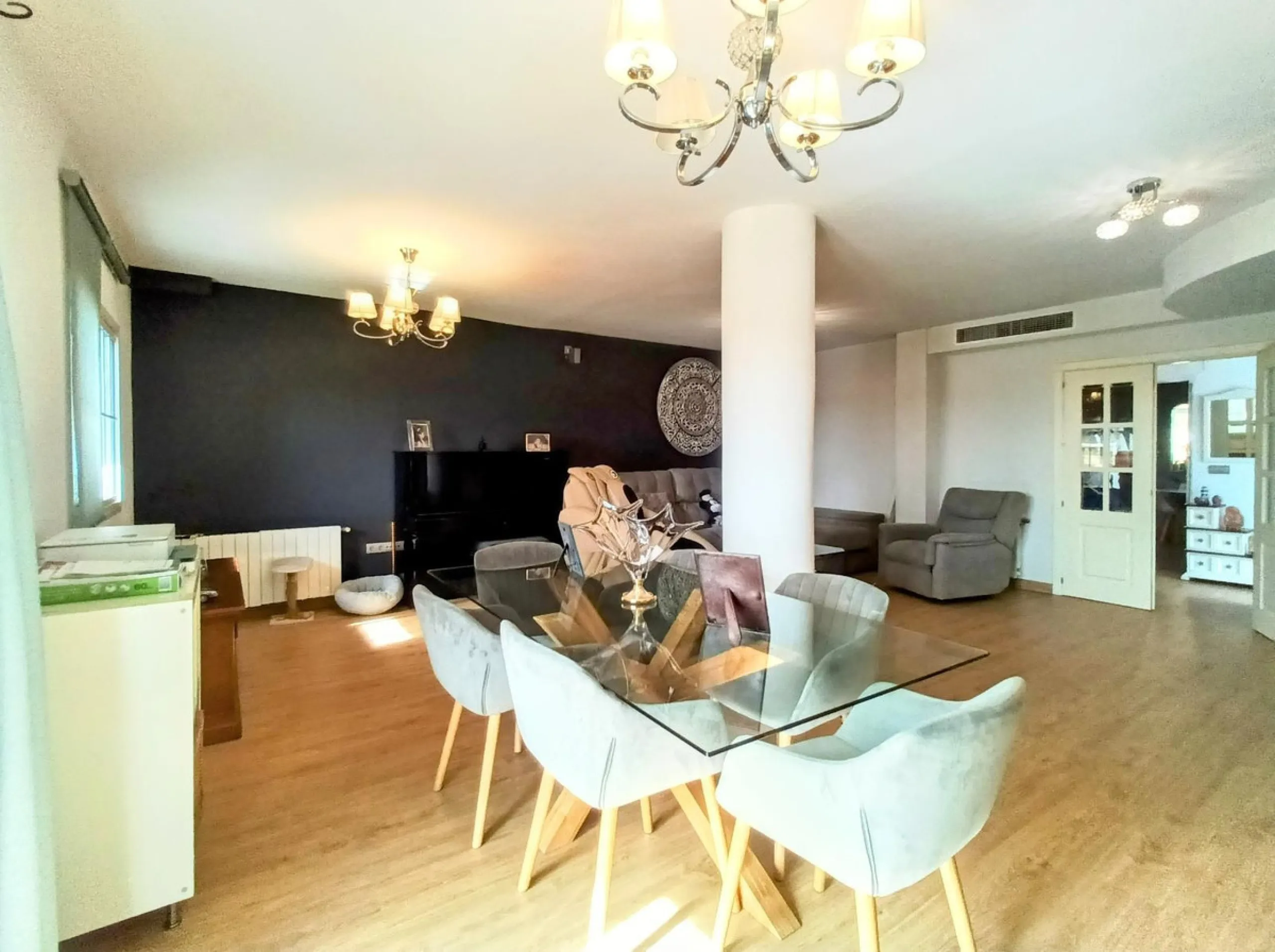 Discover this beautiful semi-detached house located in the peaceful area of Guadalmar (Málaga), less than a 5-minute walk from the beach. This spacious and well-maintained home combines comfort, elegance, and functionality — ideal as a family residence or