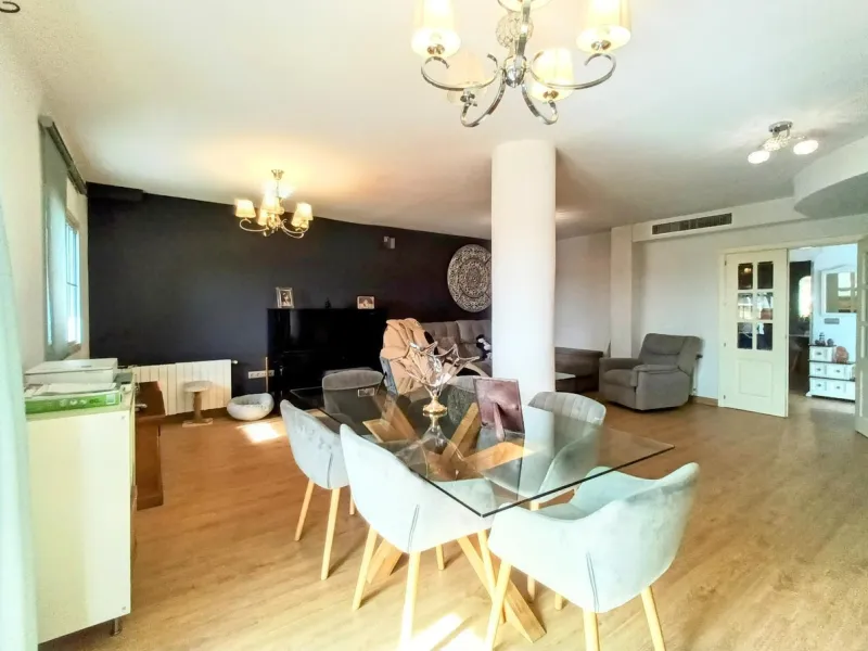 Discover this beautiful semi-detached house located in the peaceful area of Guadalmar (Málaga), less than a 5-minute walk from the beach. This spacious and well-maintained home combines comfort, elegance, and functionality — ideal as a family residence or