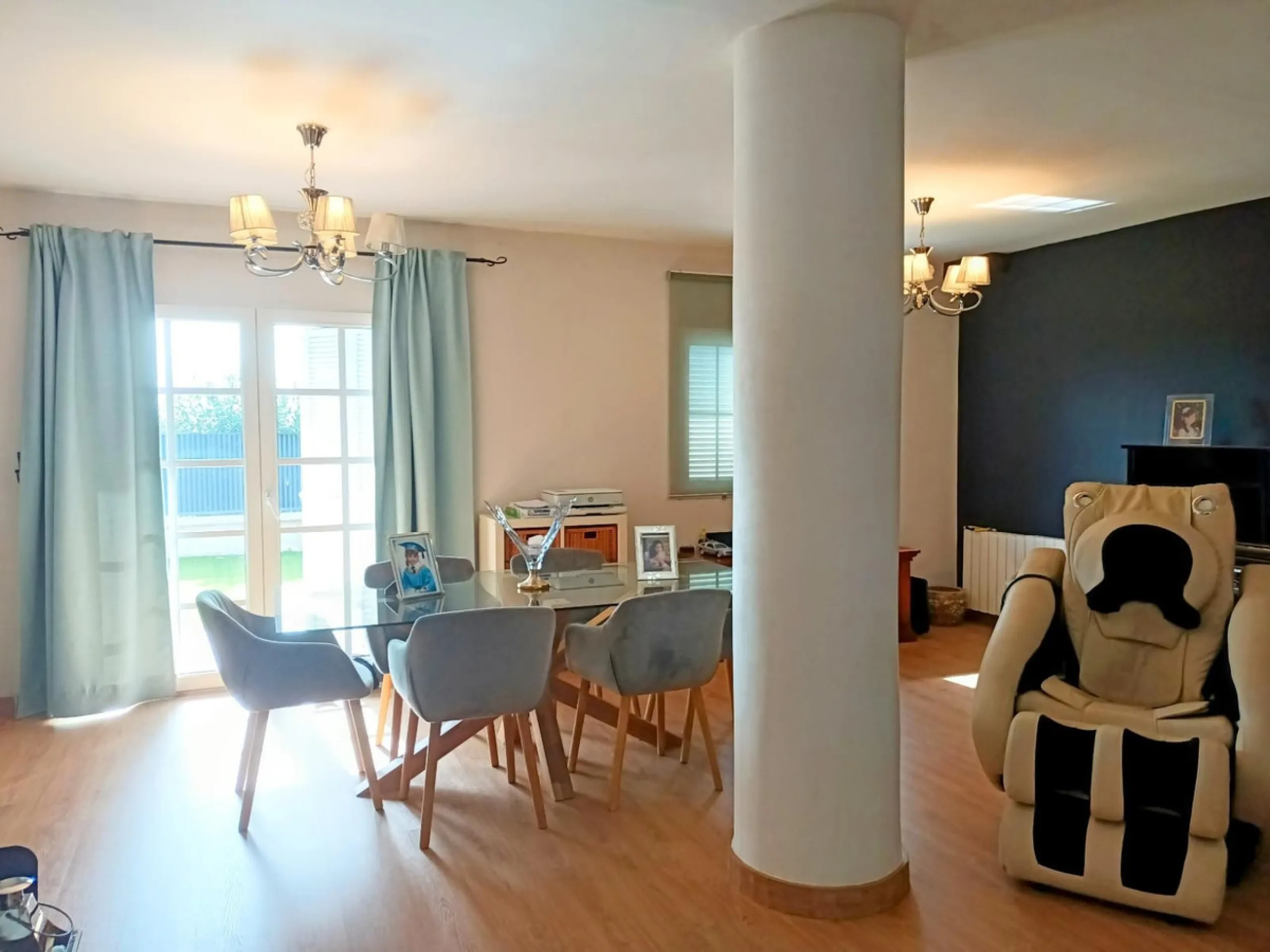 Discover this beautiful semi-detached house located in the peaceful area of Guadalmar (Málaga), less than a 5-minute walk from the beach. This spacious and well-maintained home combines comfort, elegance, and functionality — ideal as a family residence or