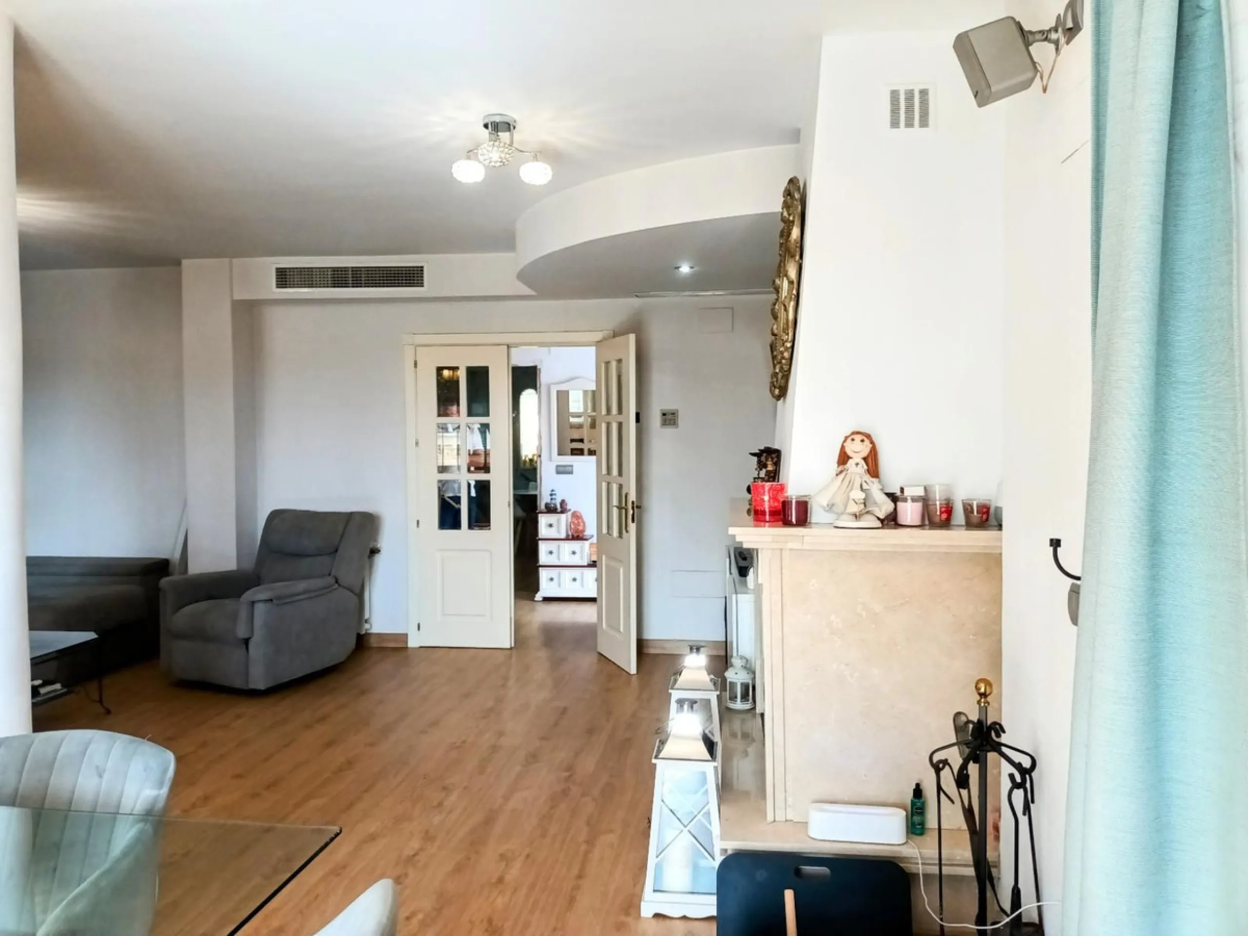 Discover this beautiful semi-detached house located in the peaceful area of Guadalmar (Málaga), less than a 5-minute walk from the beach. This spacious and well-maintained home combines comfort, elegance, and functionality — ideal as a family residence or