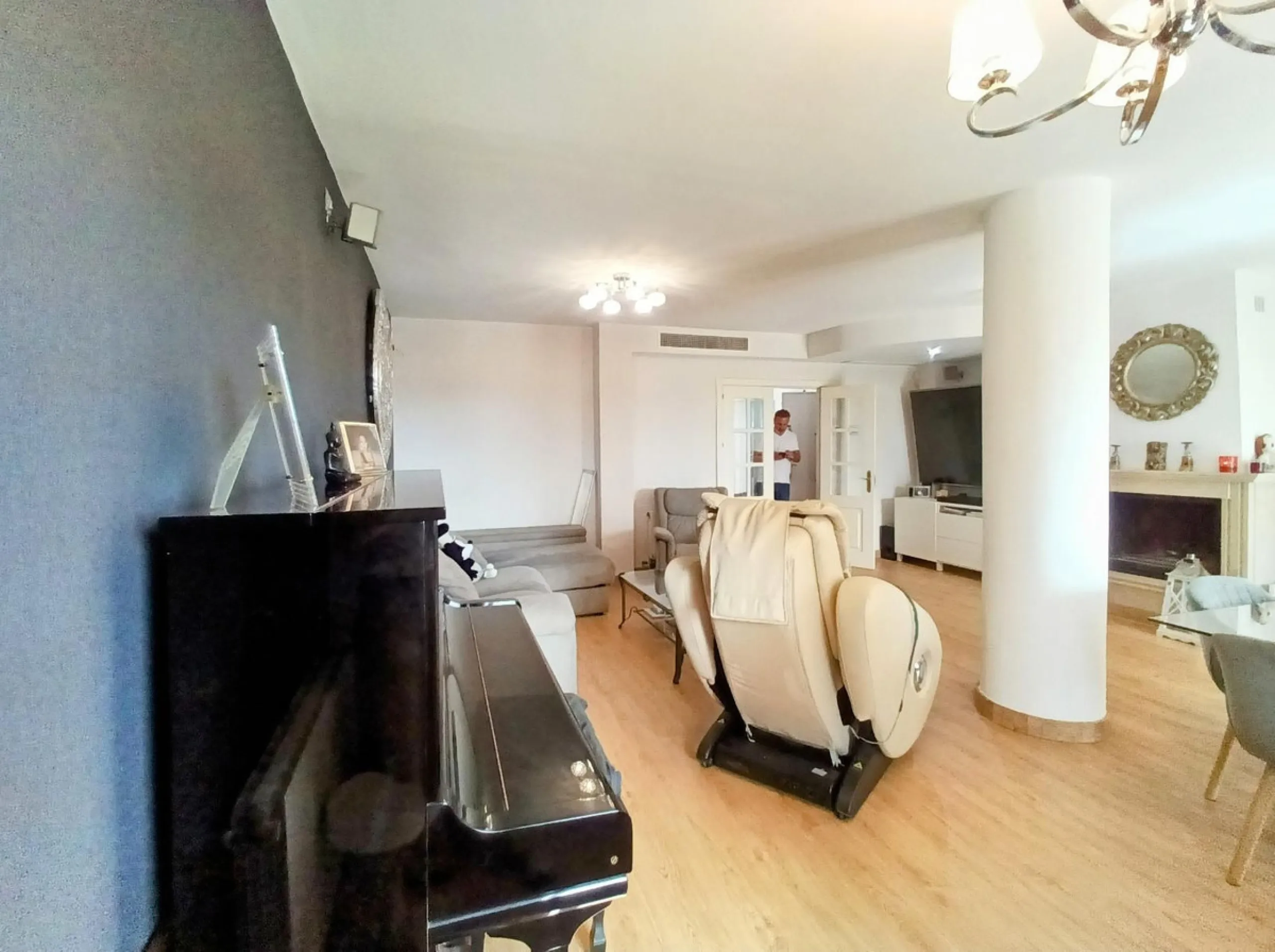 Discover this beautiful semi-detached house located in the peaceful area of Guadalmar (Málaga), less than a 5-minute walk from the beach. This spacious and well-maintained home combines comfort, elegance, and functionality — ideal as a family residence or