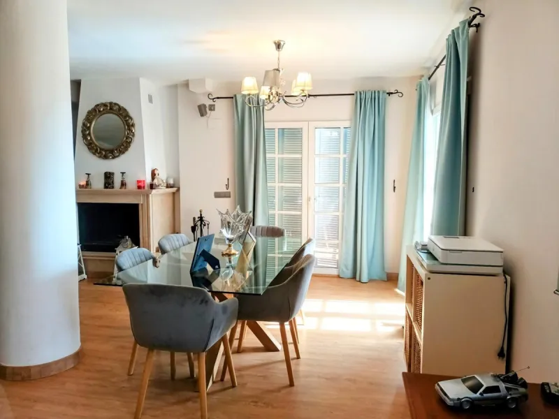 Discover this beautiful semi-detached house located in the peaceful area of Guadalmar (Málaga), less than a 5-minute walk from the beach. This spacious and well-maintained home combines comfort, elegance, and functionality — ideal as a family residence or