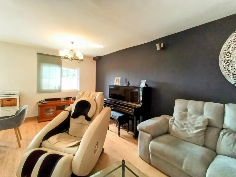 Discover this beautiful semi-detached house located in the peaceful area of Guadalmar (Málaga), less than a 5-minute walk from the beach. This spacious and well-maintained home combines comfort, elegance, and functionality — ideal as a family residence or