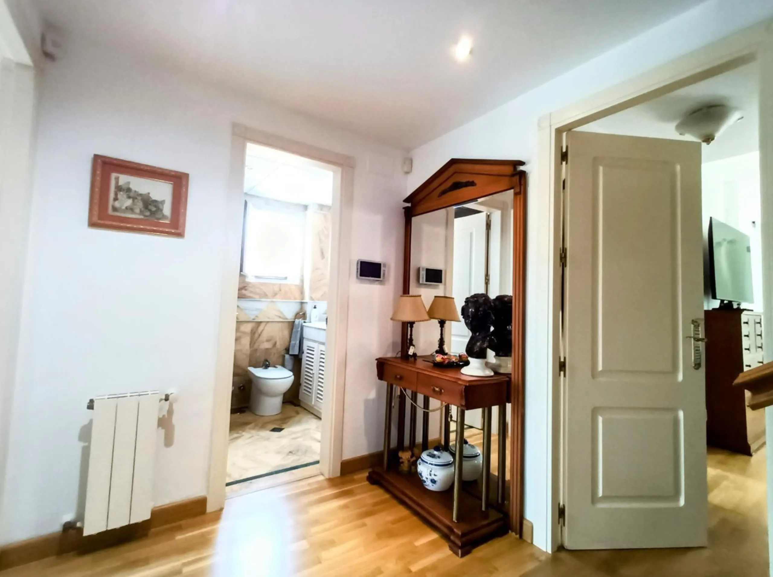 Discover this beautiful semi-detached house located in the peaceful area of Guadalmar (Málaga), less than a 5-minute walk from the beach. This spacious and well-maintained home combines comfort, elegance, and functionality — ideal as a family residence or