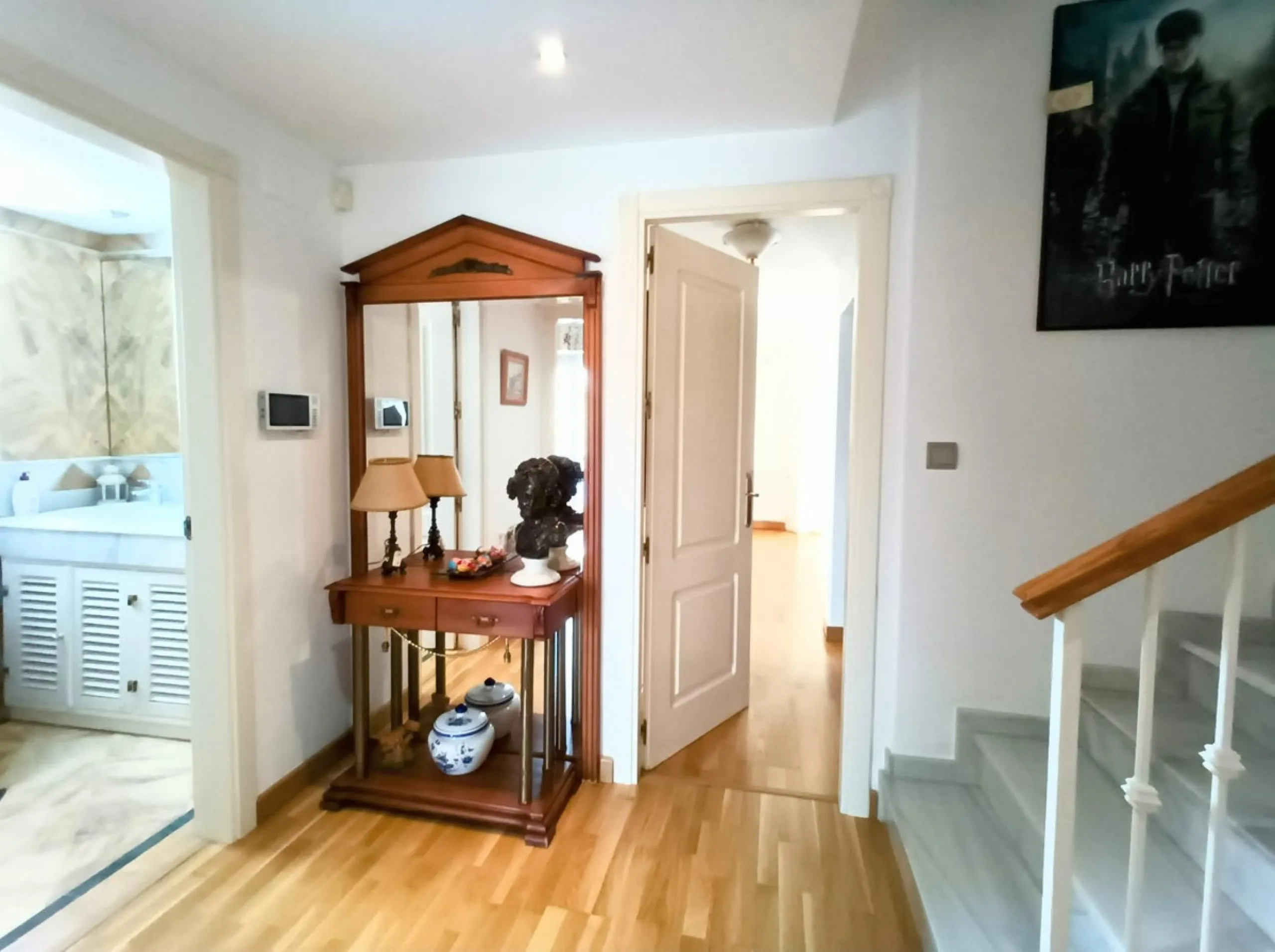 Discover this beautiful semi-detached house located in the peaceful area of Guadalmar (Málaga), less than a 5-minute walk from the beach. This spacious and well-maintained home combines comfort, elegance, and functionality — ideal as a family residence or