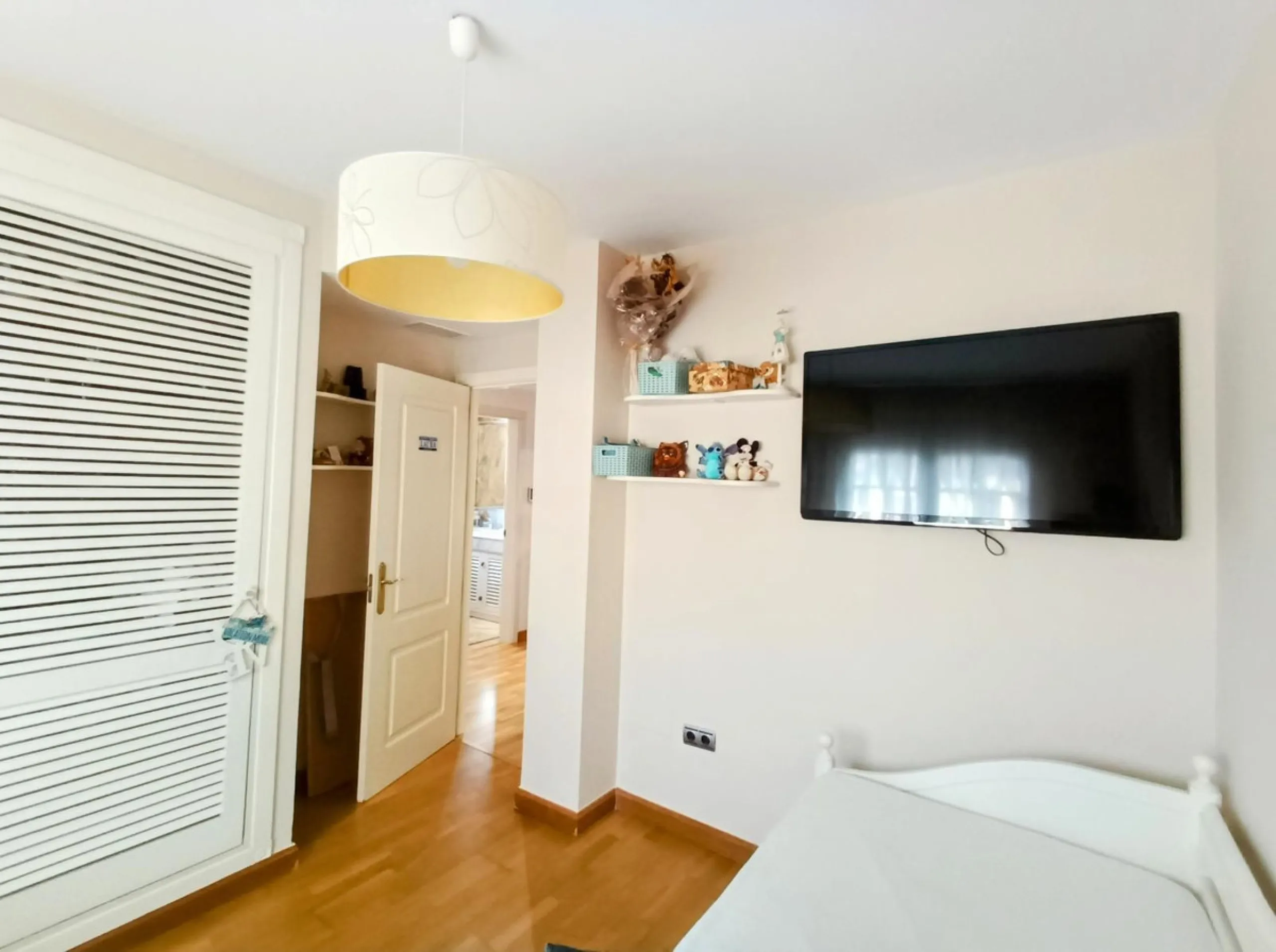 Discover this beautiful semi-detached house located in the peaceful area of Guadalmar (Málaga), less than a 5-minute walk from the beach. This spacious and well-maintained home combines comfort, elegance, and functionality — ideal as a family residence or