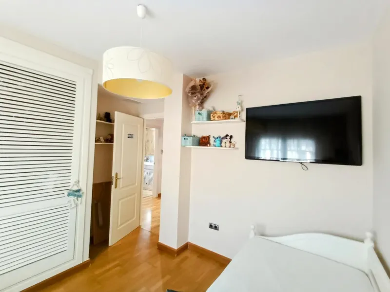 Discover this beautiful semi-detached house located in the peaceful area of Guadalmar (Málaga), less than a 5-minute walk from the beach. This spacious and well-maintained home combines comfort, elegance, and functionality — ideal as a family residence or