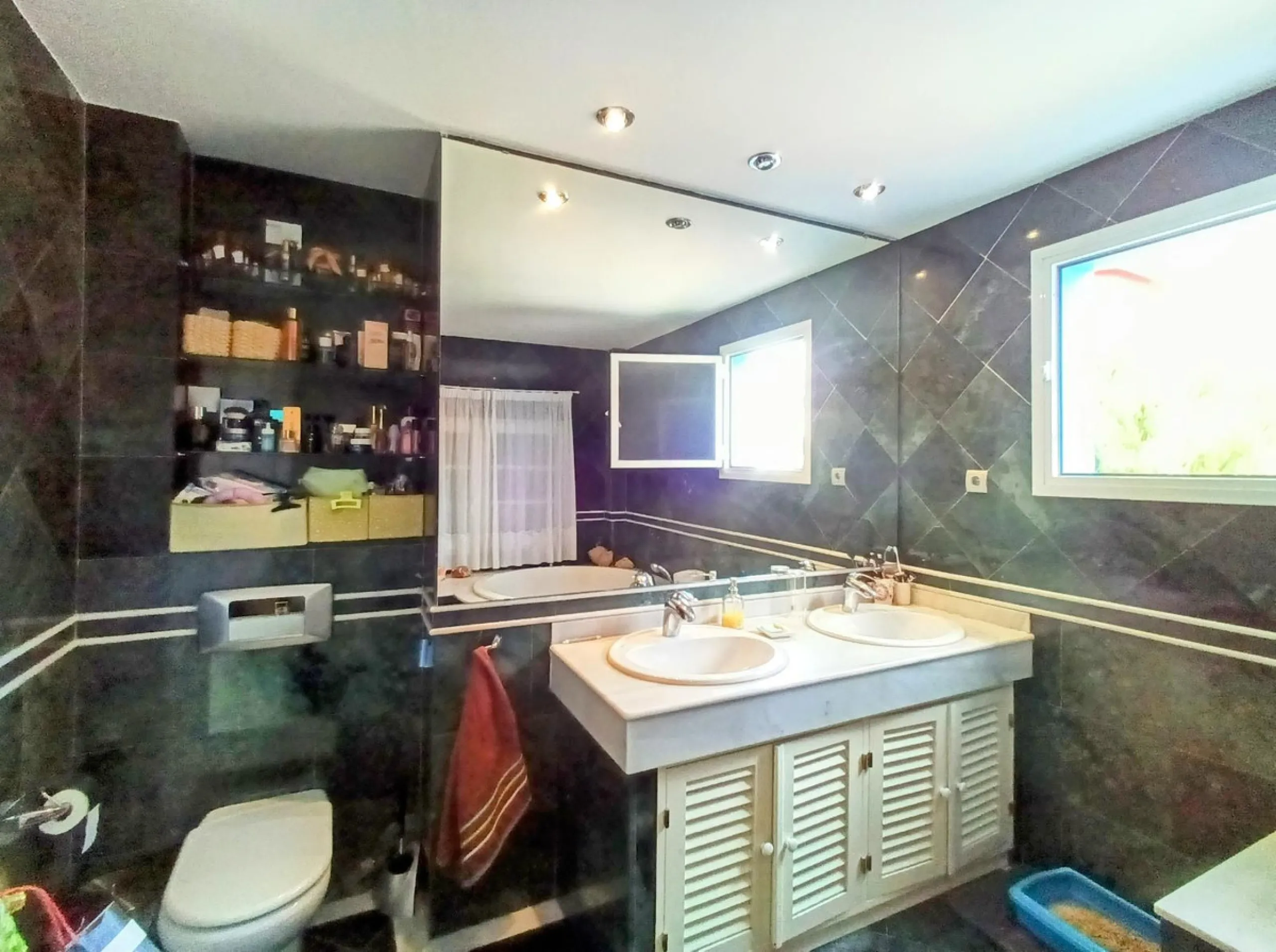 Discover this beautiful semi-detached house located in the peaceful area of Guadalmar (Málaga), less than a 5-minute walk from the beach. This spacious and well-maintained home combines comfort, elegance, and functionality — ideal as a family residence or
