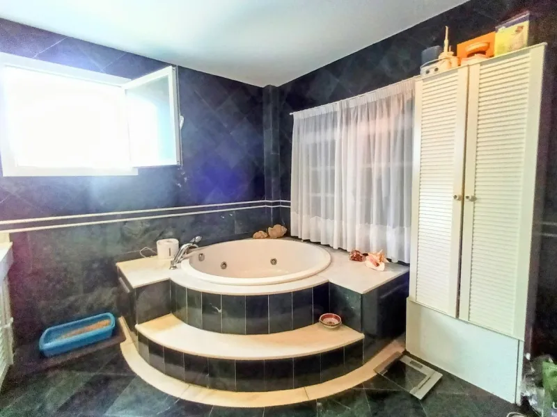 Discover this beautiful semi-detached house located in the peaceful area of Guadalmar (Málaga), less than a 5-minute walk from the beach. This spacious and well-maintained home combines comfort, elegance, and functionality — ideal as a family residence or