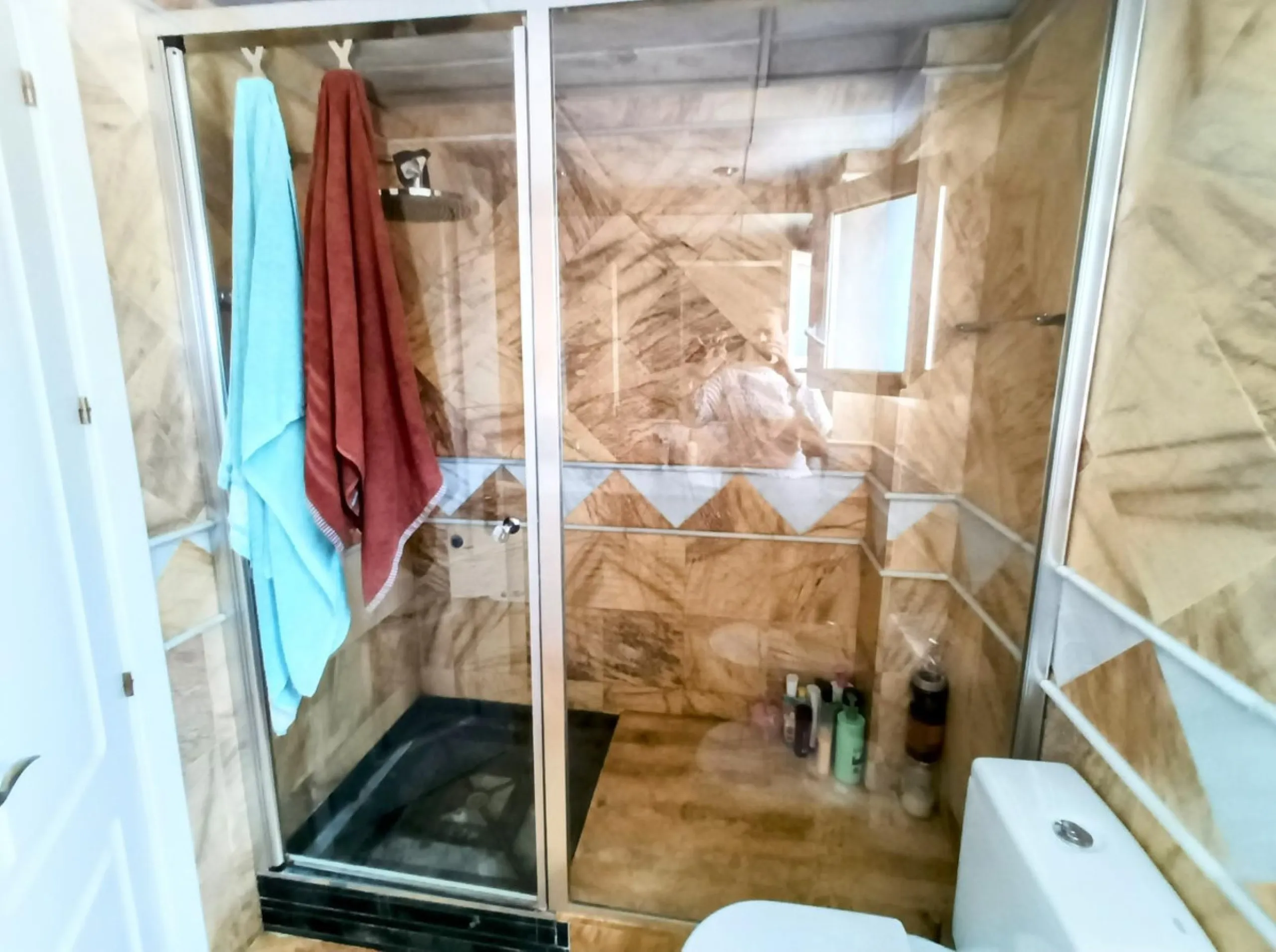 Discover this beautiful semi-detached house located in the peaceful area of Guadalmar (Málaga), less than a 5-minute walk from the beach. This spacious and well-maintained home combines comfort, elegance, and functionality — ideal as a family residence or