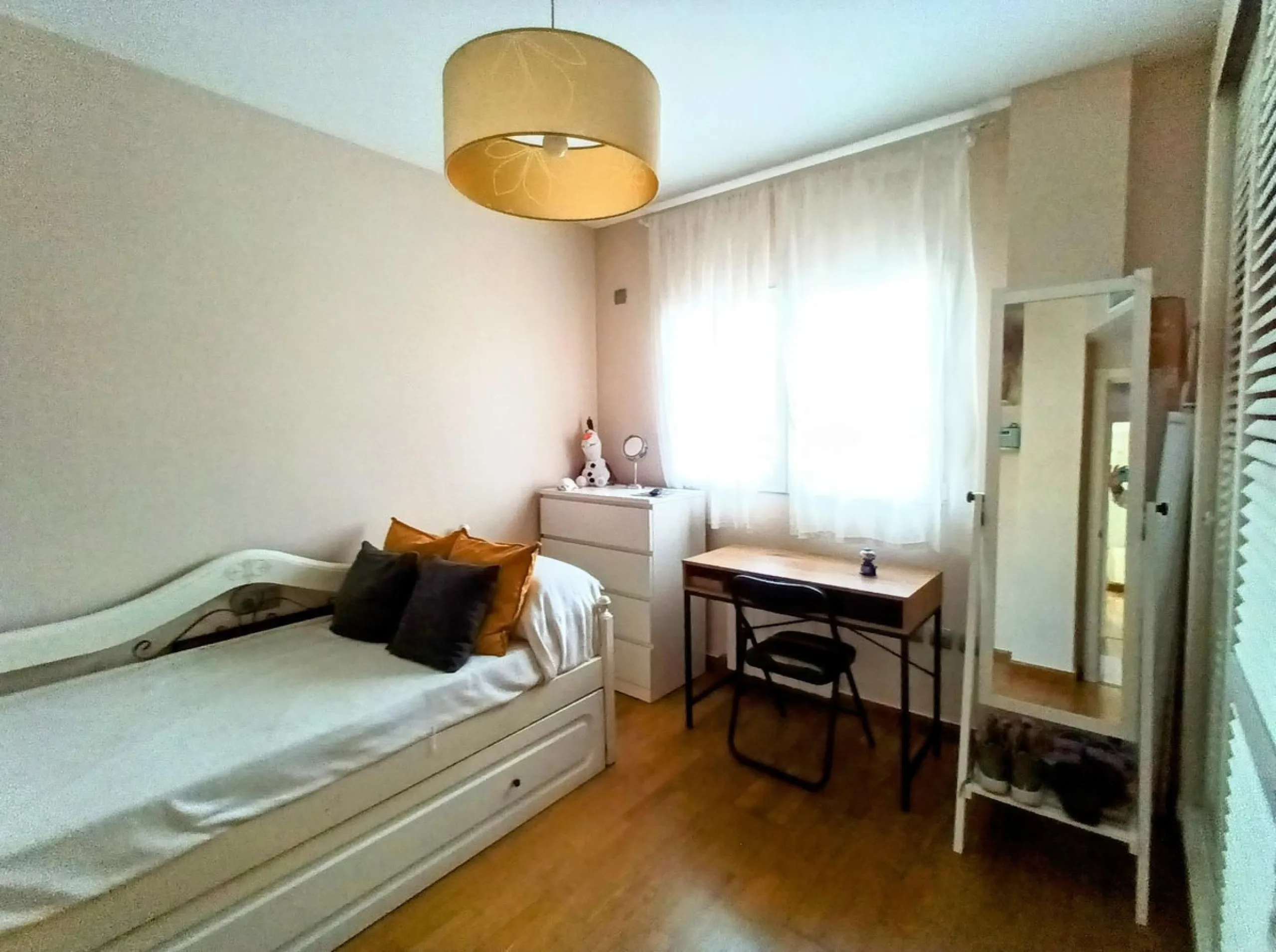 Discover this beautiful semi-detached house located in the peaceful area of Guadalmar (Málaga), less than a 5-minute walk from the beach. This spacious and well-maintained home combines comfort, elegance, and functionality — ideal as a family residence or