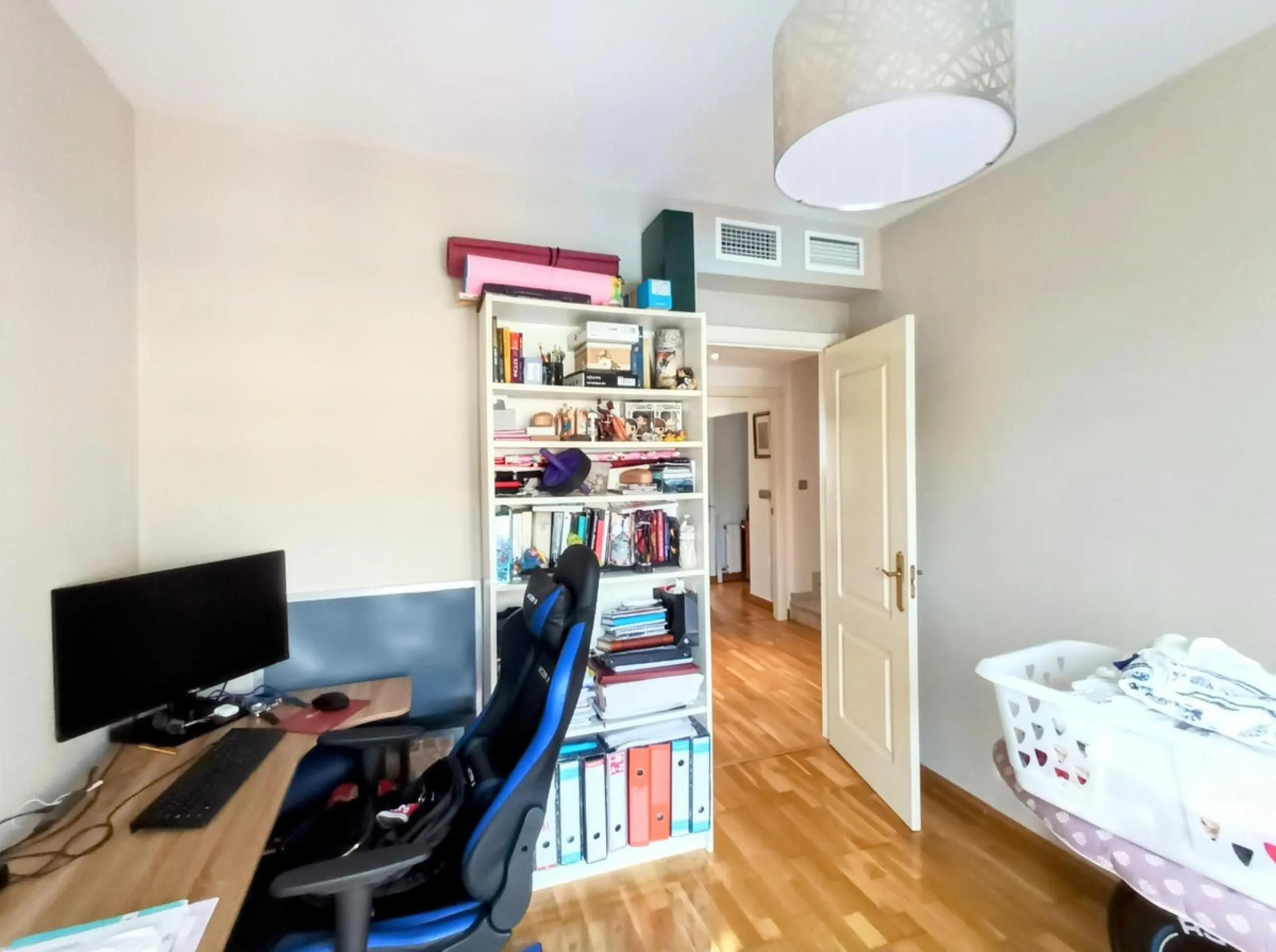 Discover this beautiful semi-detached house located in the peaceful area of Guadalmar (Málaga), less than a 5-minute walk from the beach. This spacious and well-maintained home combines comfort, elegance, and functionality — ideal as a family residence or