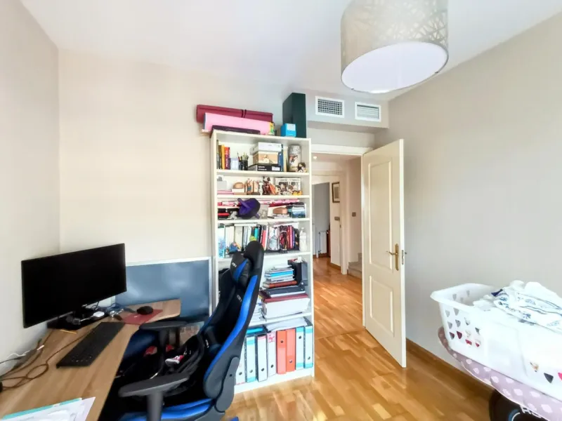 Discover this beautiful semi-detached house located in the peaceful area of Guadalmar (Málaga), less than a 5-minute walk from the beach. This spacious and well-maintained home combines comfort, elegance, and functionality — ideal as a family residence or