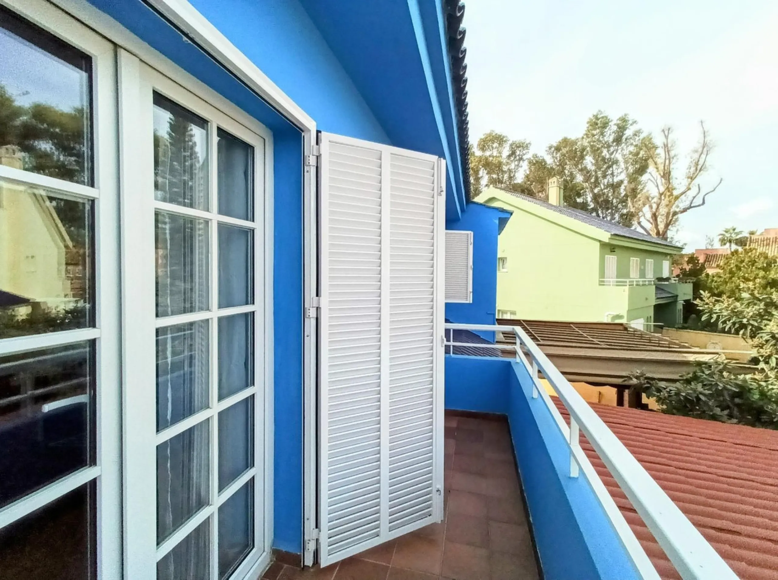 Discover this beautiful semi-detached house located in the peaceful area of Guadalmar (Málaga), less than a 5-minute walk from the beach. This spacious and well-maintained home combines comfort, elegance, and functionality — ideal as a family residence or