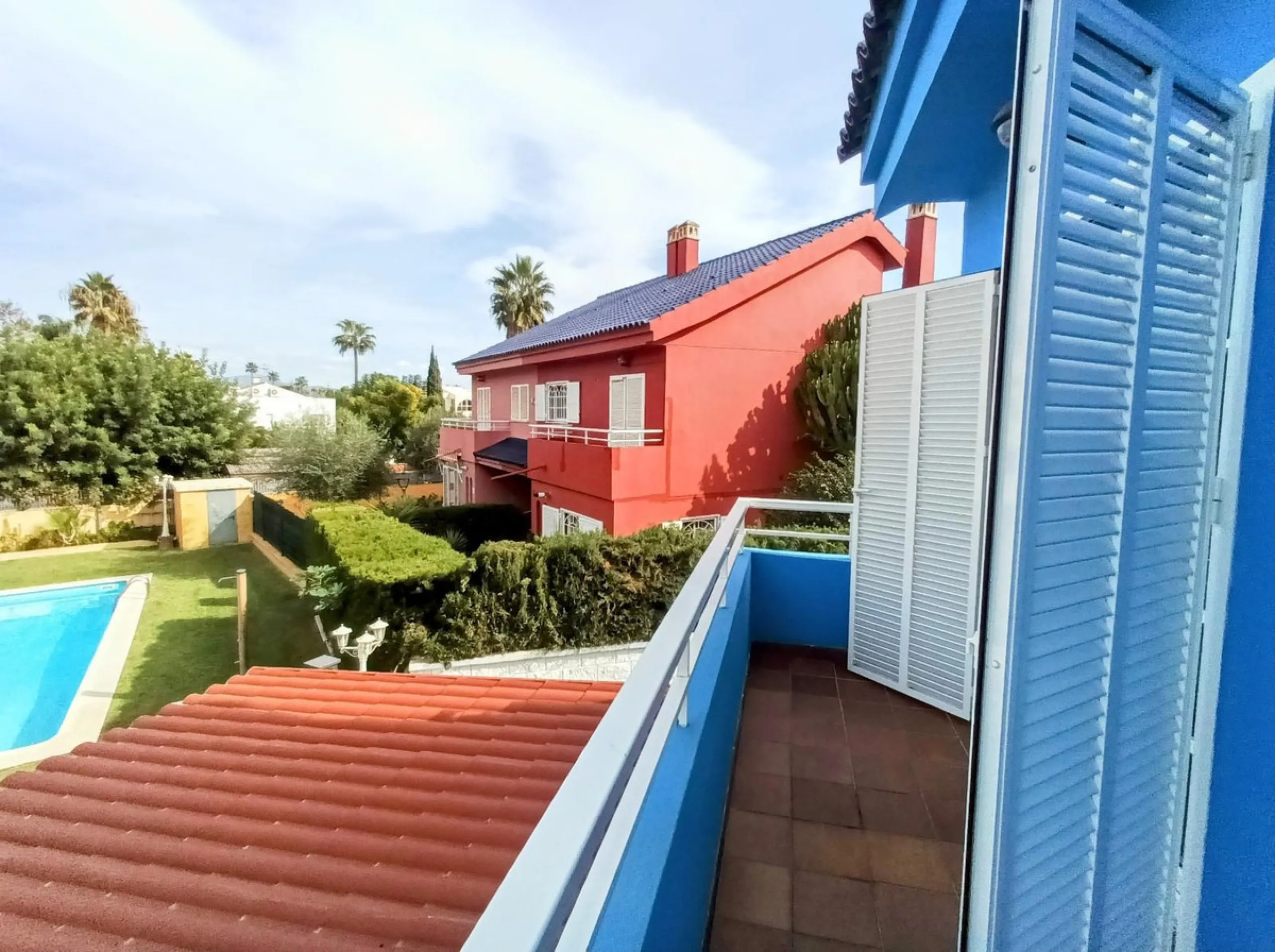 Discover this beautiful semi-detached house located in the peaceful area of Guadalmar (Málaga), less than a 5-minute walk from the beach. This spacious and well-maintained home combines comfort, elegance, and functionality — ideal as a family residence or