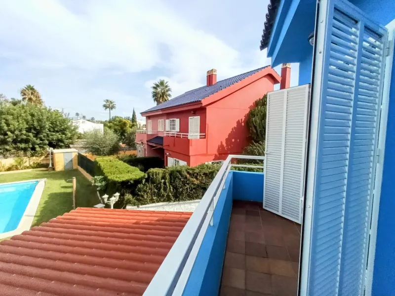 Discover this beautiful semi-detached house located in the peaceful area of Guadalmar (Málaga), less than a 5-minute walk from the beach. This spacious and well-maintained home combines comfort, elegance, and functionality — ideal as a family residence or