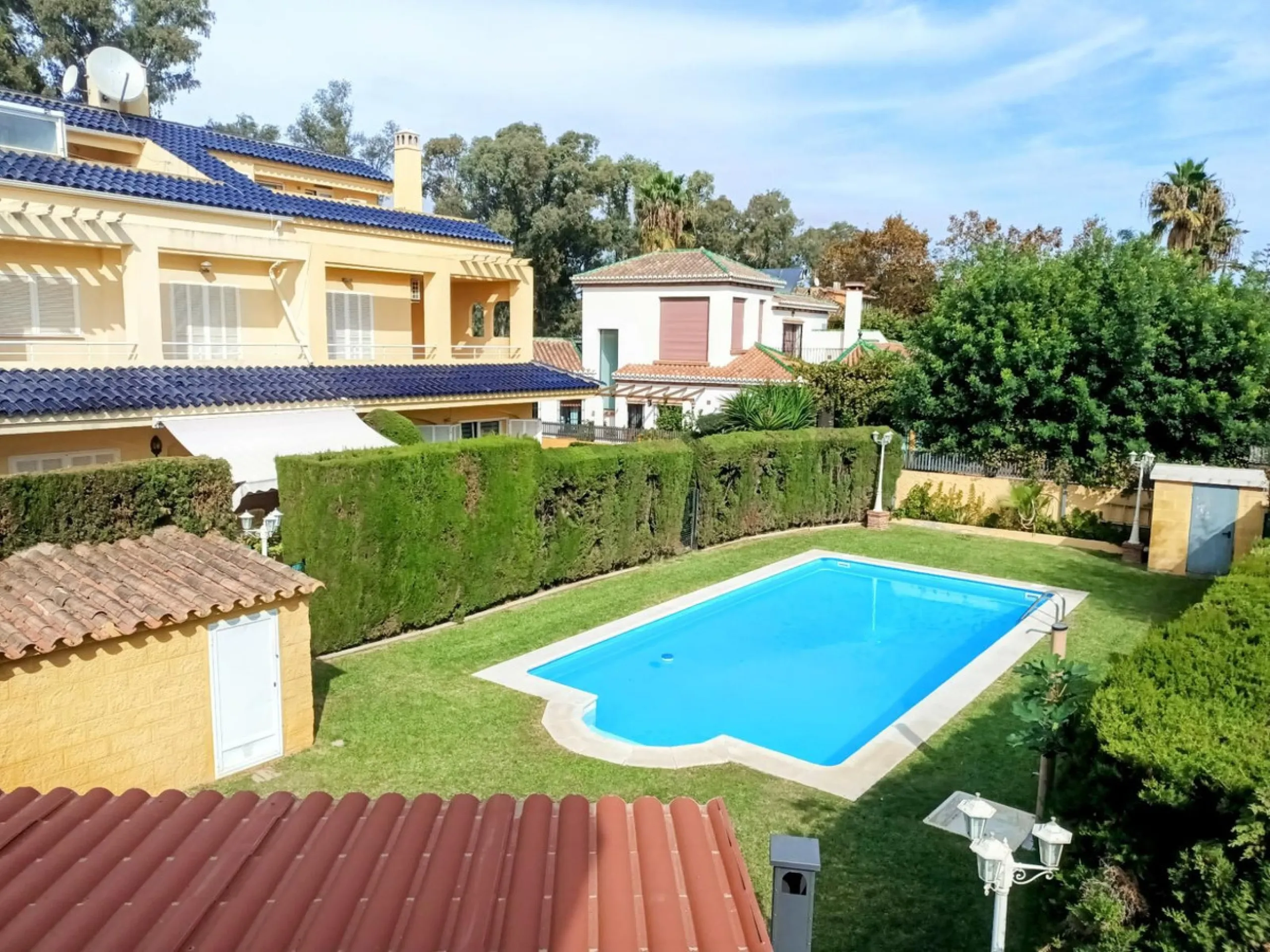 Discover this beautiful semi-detached house located in the peaceful area of Guadalmar (Málaga), less than a 5-minute walk from the beach. This spacious and well-maintained home combines comfort, elegance, and functionality — ideal as a family residence or