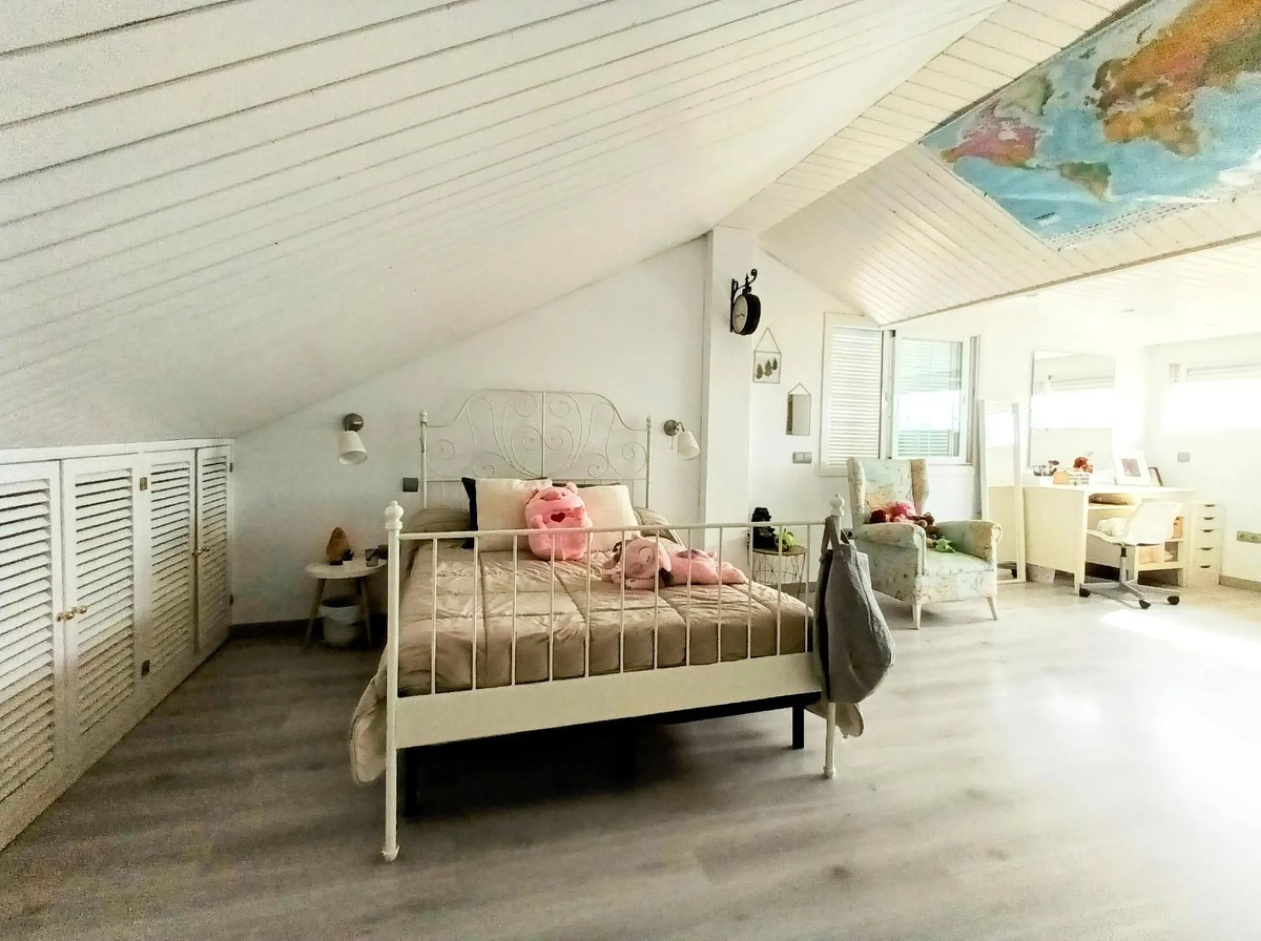 Discover this beautiful semi-detached house located in the peaceful area of Guadalmar (Málaga), less than a 5-minute walk from the beach. This spacious and well-maintained home combines comfort, elegance, and functionality — ideal as a family residence or