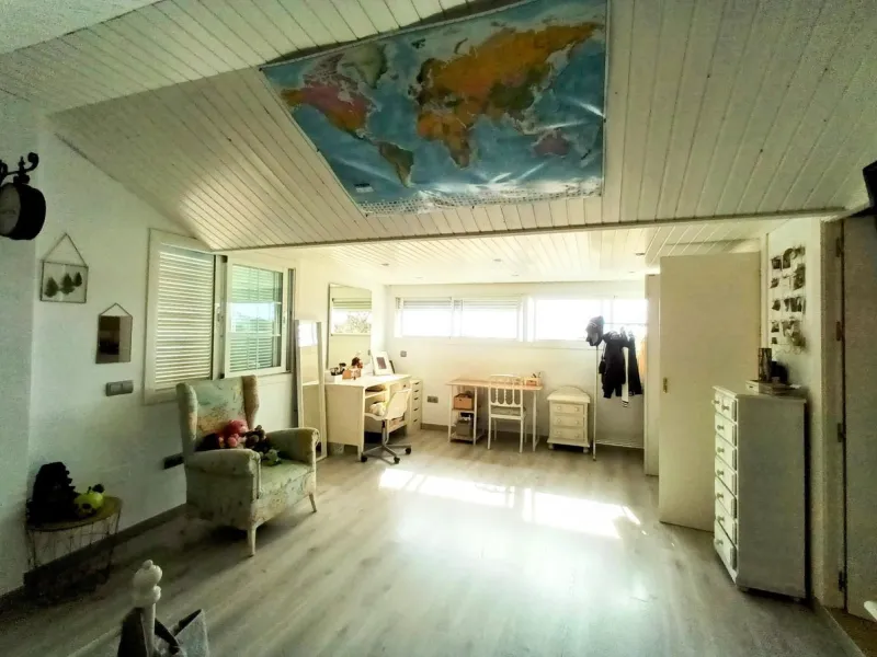 Discover this beautiful semi-detached house located in the peaceful area of Guadalmar (Málaga), less than a 5-minute walk from the beach. This spacious and well-maintained home combines comfort, elegance, and functionality — ideal as a family residence or