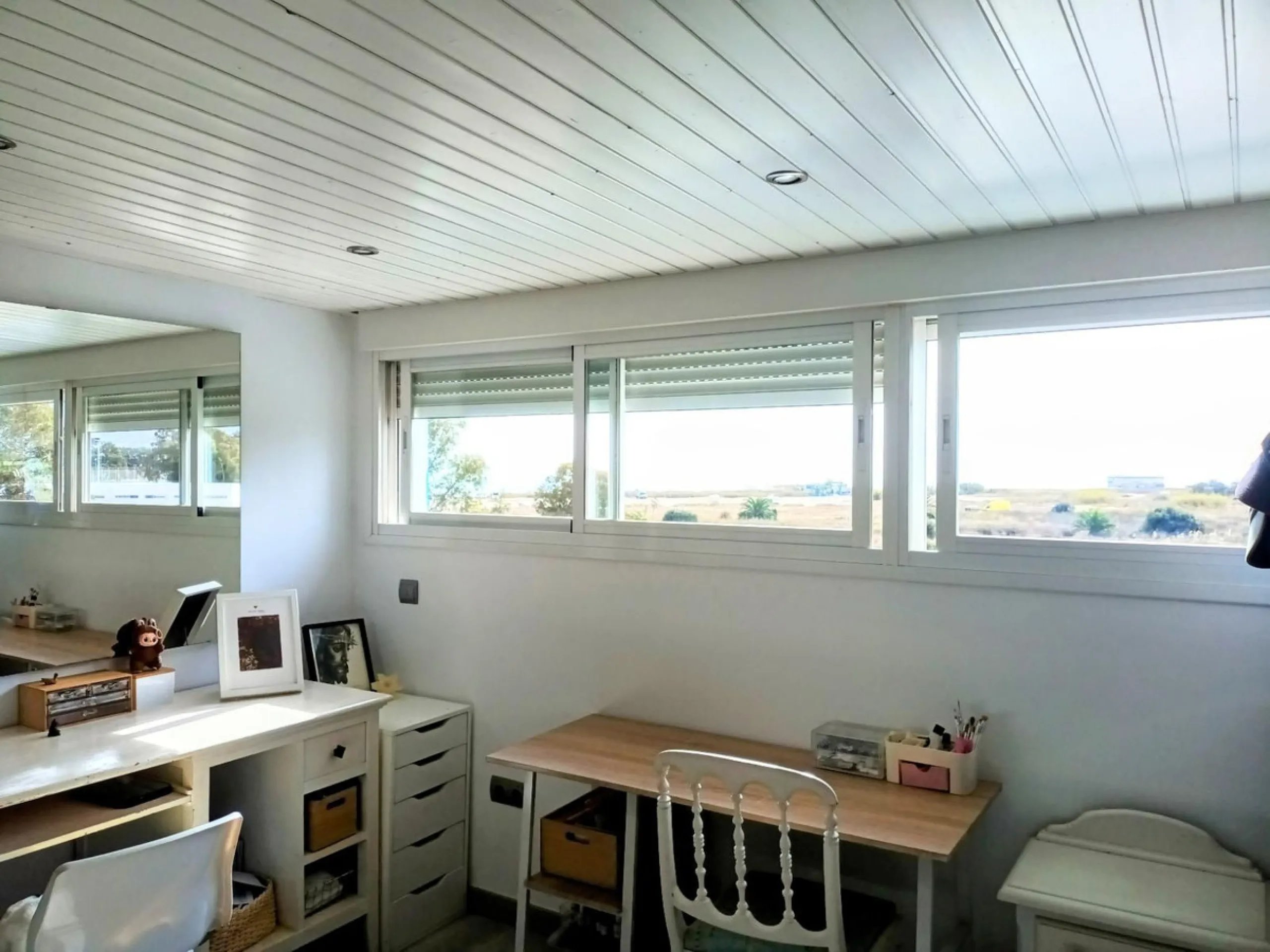 Discover this beautiful semi-detached house located in the peaceful area of Guadalmar (Málaga), less than a 5-minute walk from the beach. This spacious and well-maintained home combines comfort, elegance, and functionality — ideal as a family residence or