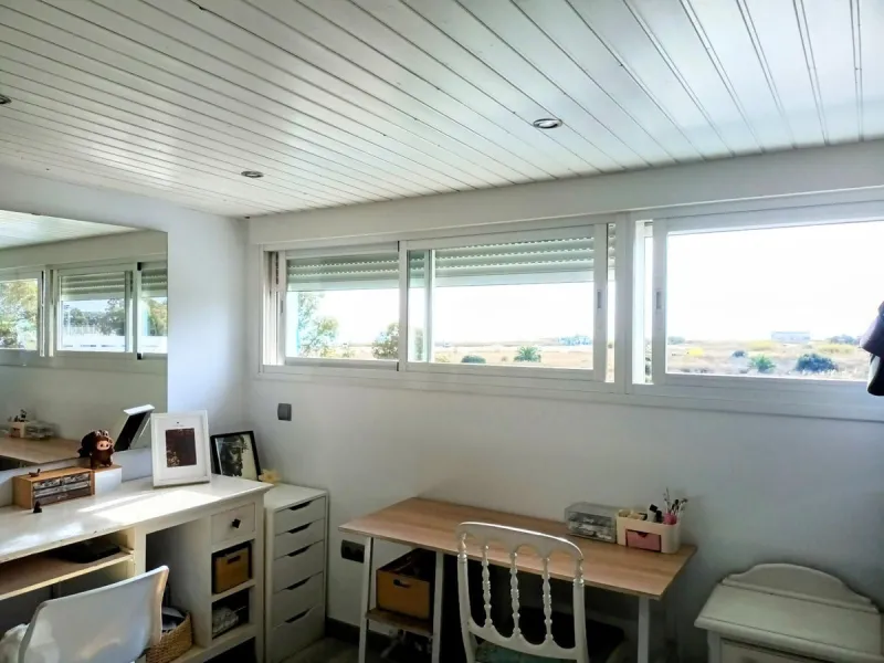 Discover this beautiful semi-detached house located in the peaceful area of Guadalmar (Málaga), less than a 5-minute walk from the beach. This spacious and well-maintained home combines comfort, elegance, and functionality — ideal as a family residence or