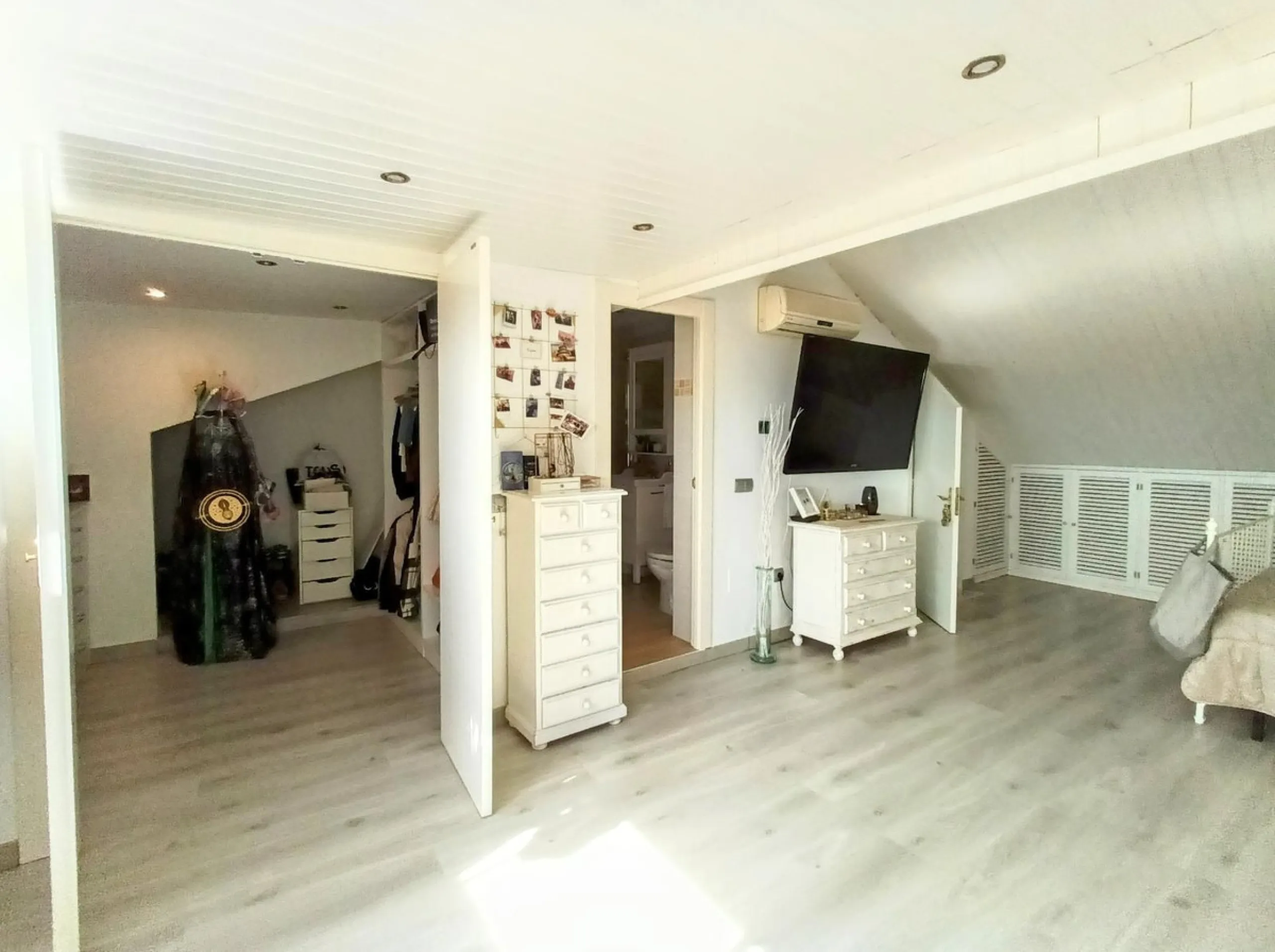 Discover this beautiful semi-detached house located in the peaceful area of Guadalmar (Málaga), less than a 5-minute walk from the beach. This spacious and well-maintained home combines comfort, elegance, and functionality — ideal as a family residence or