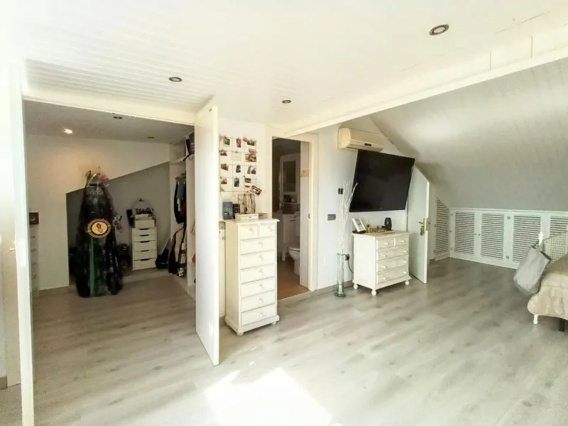 Discover this beautiful semi-detached house located in the peaceful area of Guadalmar (Málaga), less than a 5-minute walk from the beach. This spacious and well-maintained home combines comfort, elegance, and functionality — ideal as a family residence or