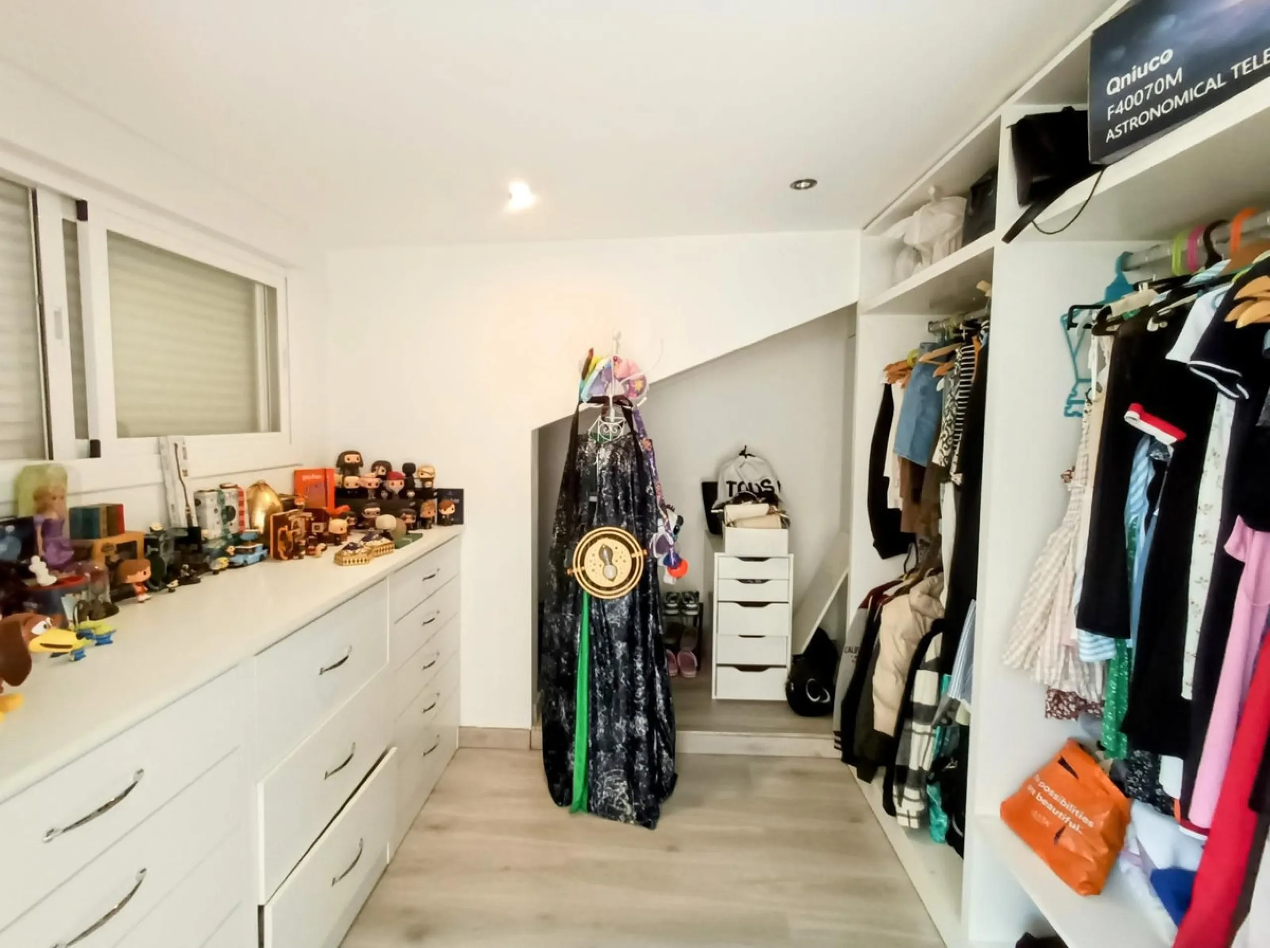 Discover this beautiful semi-detached house located in the peaceful area of Guadalmar (Málaga), less than a 5-minute walk from the beach. This spacious and well-maintained home combines comfort, elegance, and functionality — ideal as a family residence or