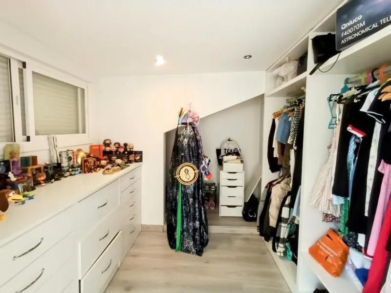Discover this beautiful semi-detached house located in the peaceful area of Guadalmar (Málaga), less than a 5-minute walk from the beach. This spacious and well-maintained home combines comfort, elegance, and functionality — ideal as a family residence or