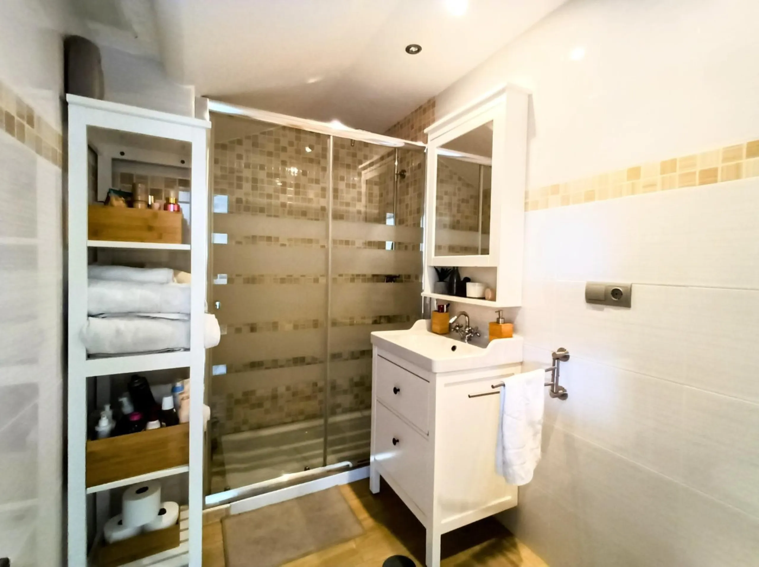 Discover this beautiful semi-detached house located in the peaceful area of Guadalmar (Málaga), less than a 5-minute walk from the beach. This spacious and well-maintained home combines comfort, elegance, and functionality — ideal as a family residence or