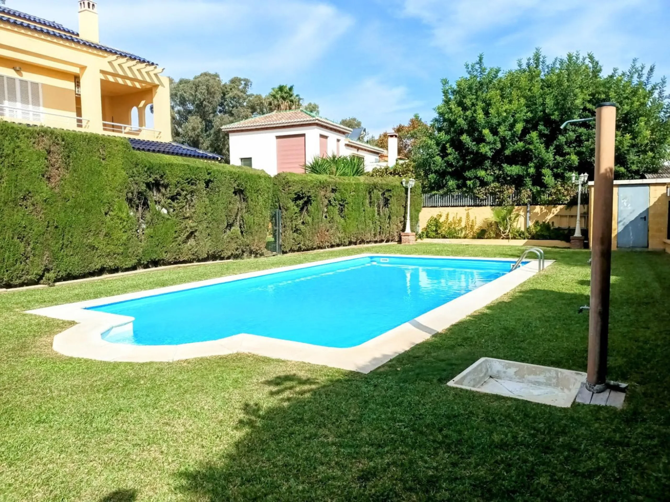 Discover this beautiful semi-detached house located in the peaceful area of Guadalmar (Málaga), less than a 5-minute walk from the beach. This spacious and well-maintained home combines comfort, elegance, and functionality — ideal as a family residence or