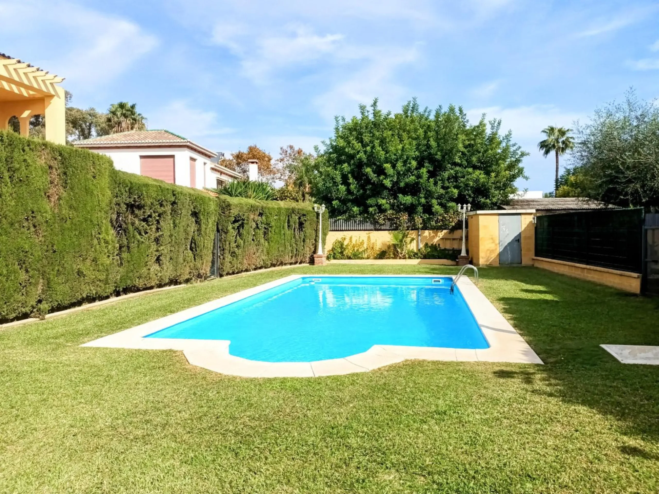 Discover this beautiful semi-detached house located in the peaceful area of Guadalmar (Málaga), less than a 5-minute walk from the beach. This spacious and well-maintained home combines comfort, elegance, and functionality — ideal as a family residence or