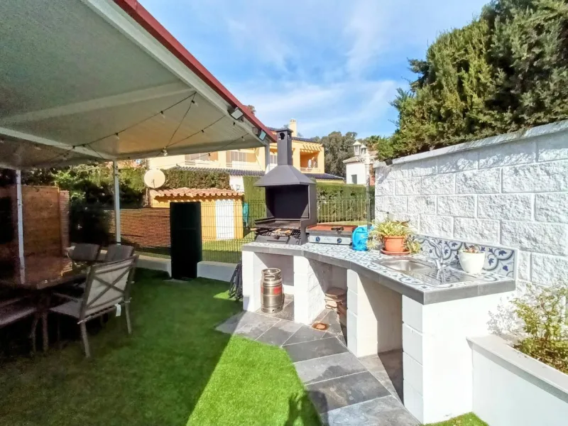Discover this beautiful semi-detached house located in the peaceful area of Guadalmar (Málaga), less than a 5-minute walk from the beach. This spacious and well-maintained home combines comfort, elegance, and functionality — ideal as a family residence or