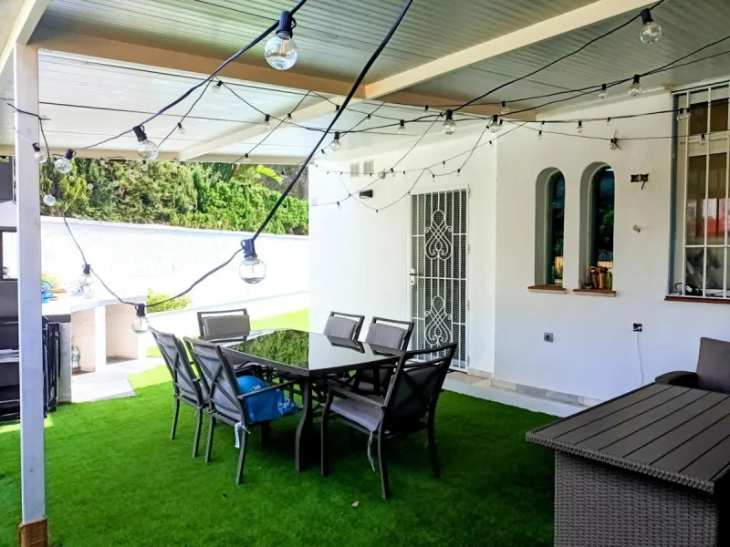 Discover this beautiful semi-detached house located in the peaceful area of Guadalmar (Málaga), less than a 5-minute walk from the beach. This spacious and well-maintained home combines comfort, elegance, and functionality — ideal as a family residence or