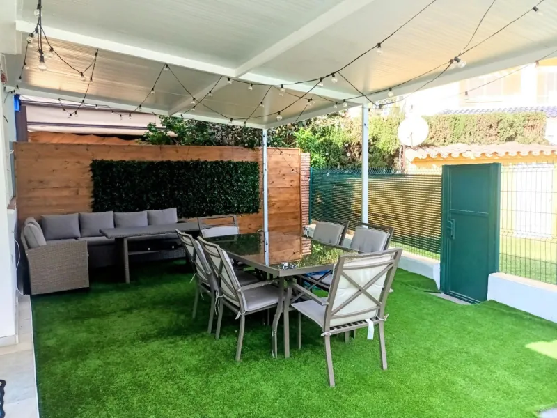 Discover this beautiful semi-detached house located in the peaceful area of Guadalmar (Málaga), less than a 5-minute walk from the beach. This spacious and well-maintained home combines comfort, elegance, and functionality — ideal as a family residence or