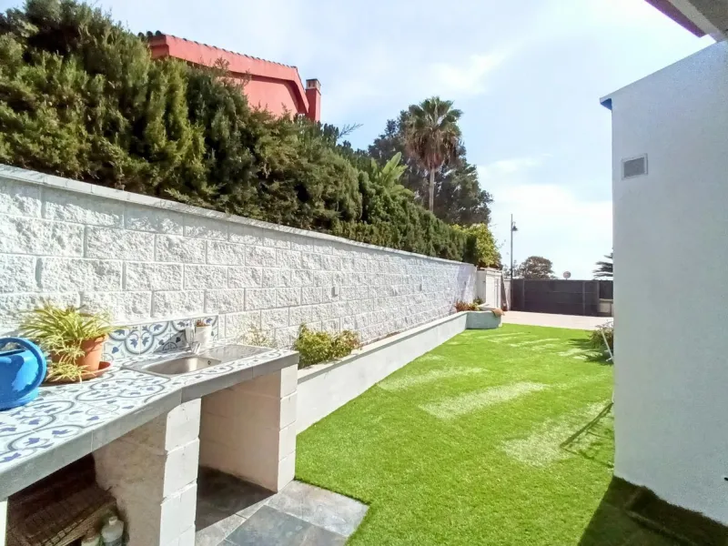 Discover this beautiful semi-detached house located in the peaceful area of Guadalmar (Málaga), less than a 5-minute walk from the beach. This spacious and well-maintained home combines comfort, elegance, and functionality — ideal as a family residence or