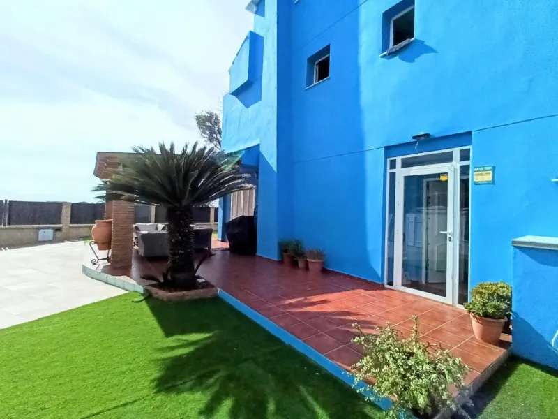 Discover this beautiful semi-detached house located in the peaceful area of Guadalmar (Málaga), less than a 5-minute walk from the beach. This spacious and well-maintained home combines comfort, elegance, and functionality — ideal as a family residence or
