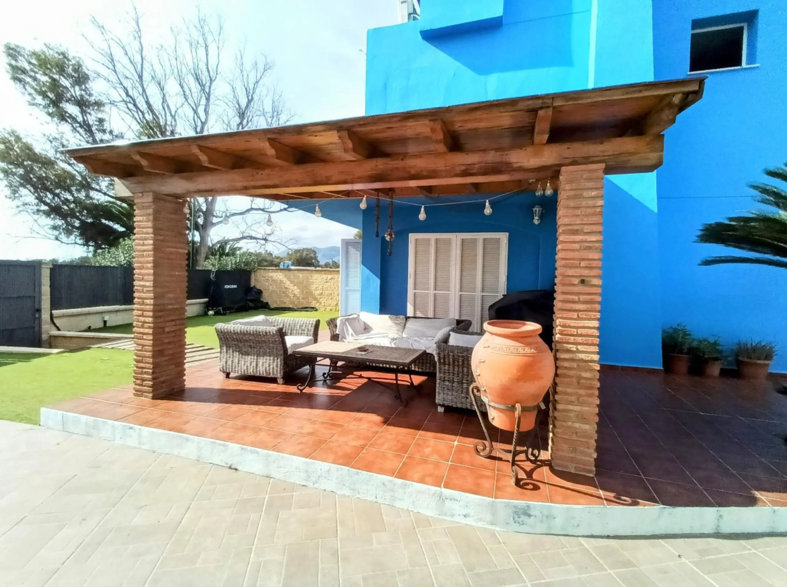 Discover this beautiful semi-detached house located in the peaceful area of Guadalmar (Málaga), less than a 5-minute walk from the beach. This spacious and well-maintained home combines comfort, elegance, and functionality — ideal as a family residence or
